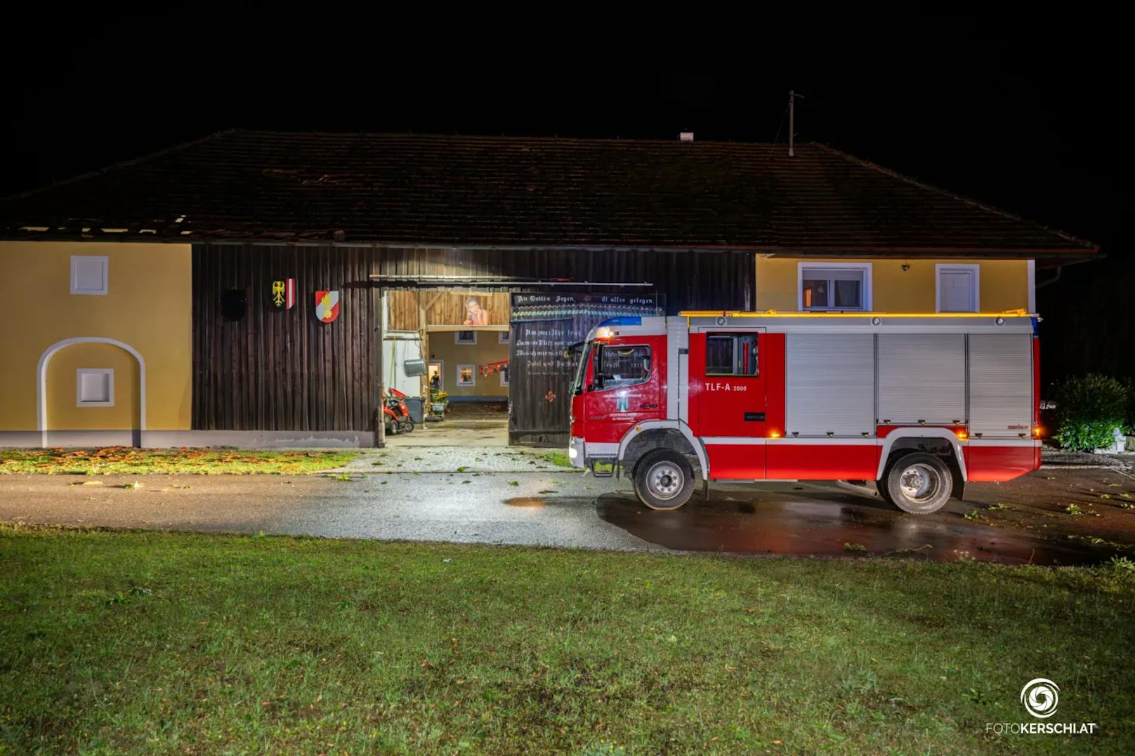 Eine starke Gewitterzelle zog am Wochenende mit Hagel, Sturm und Starkregen über den Bezirk Linz-Land. Gegen 21:45 Uhr traf die Gewitterfront im Bereich Linz-Land ein und sorgte bereits nach kurzer Zeit für zahlreiche Alarmierungen wegen überfluteter Keller und umgestürzter Bäume.