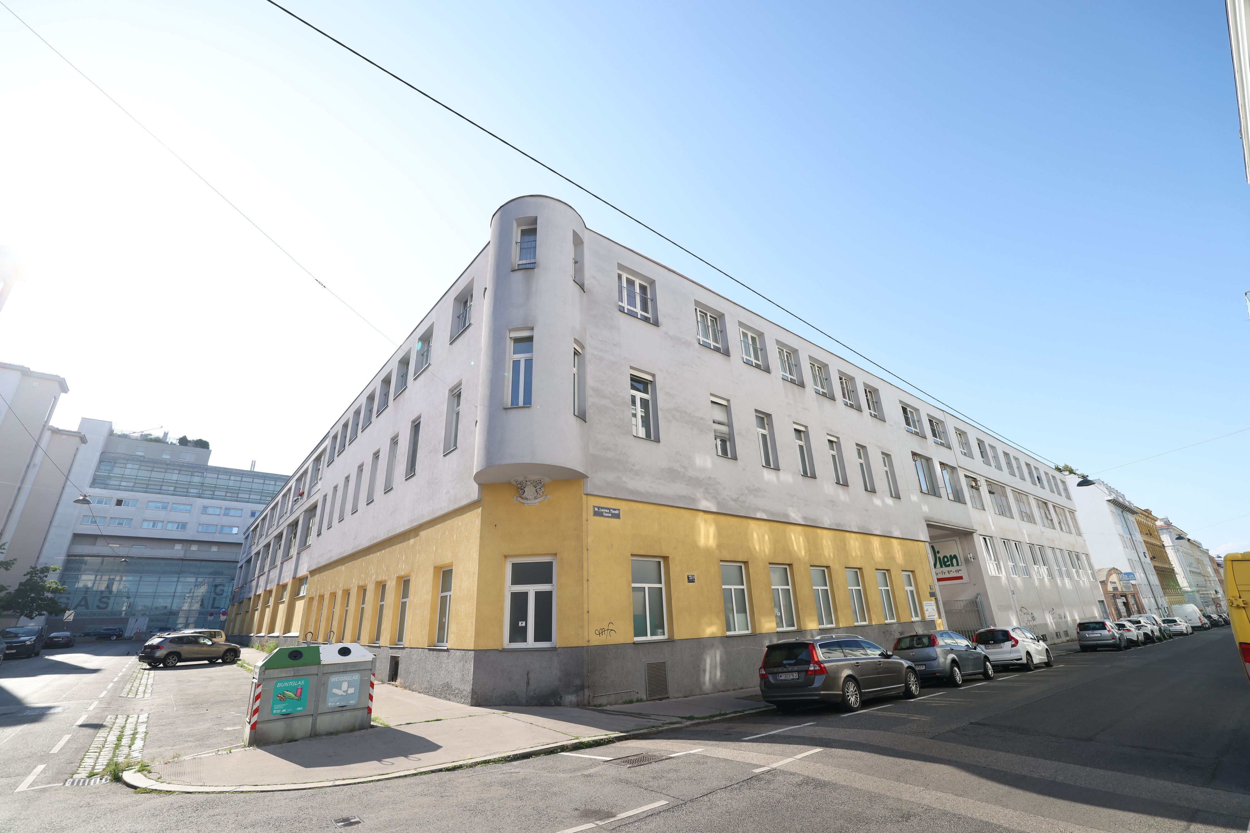 Die Berufsfeuerwehr und die Berufsrettung mussten zu diesem haus in Wien-Ottakring ausrücken. 