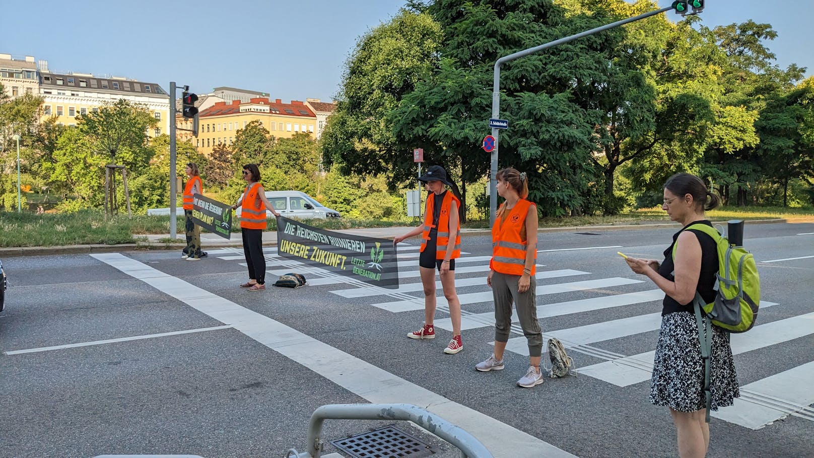 Klima-Kleber der Letzten Generation bei einer Protestaktion in Wien am 17. Juli 2023.