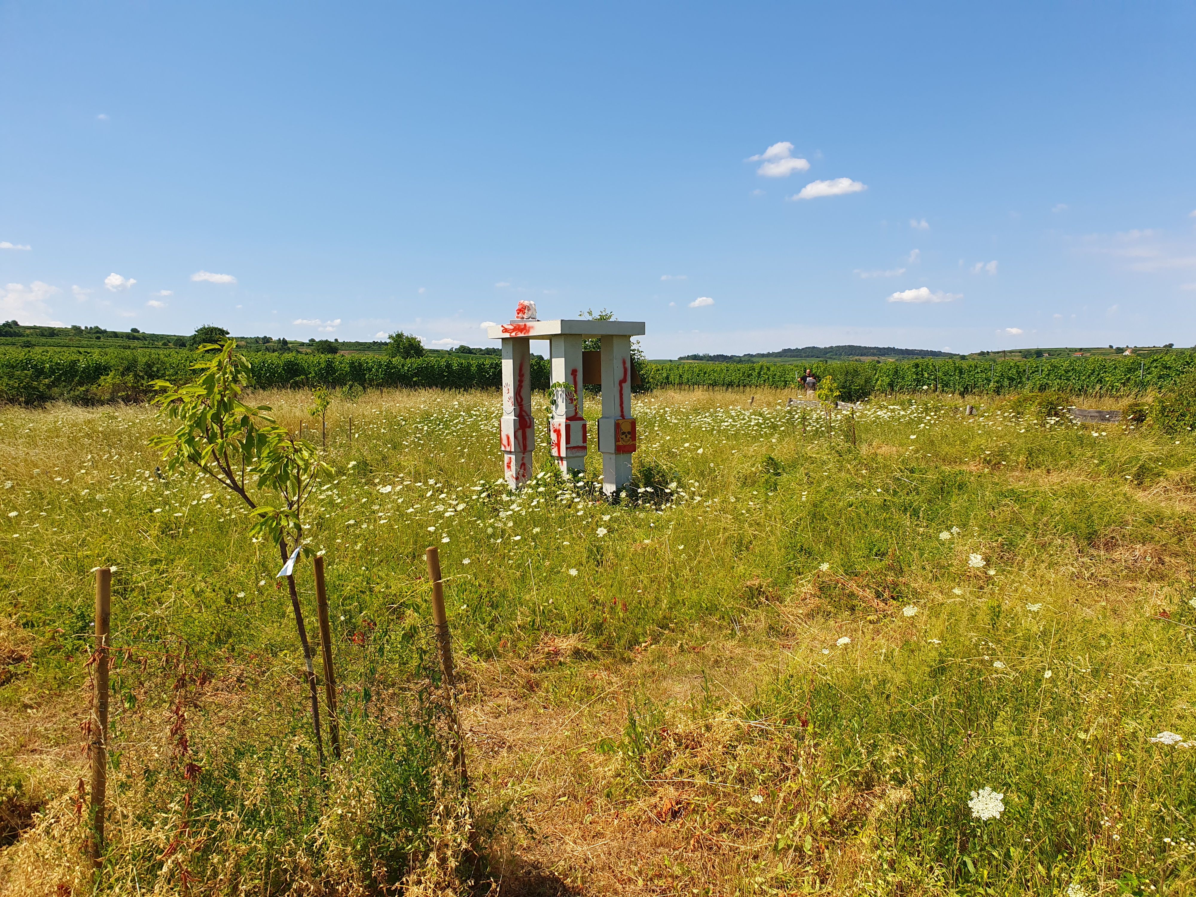 Der mit roter Farbe beschmierte Teichtmeister-Tempel in Langenlois