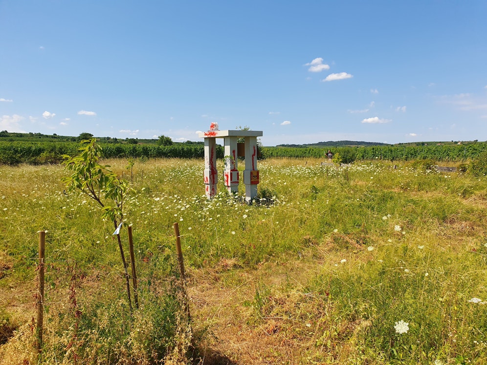 Der mit roter Farbe beschmierte Teichtmeister-Tempel in Langenlois