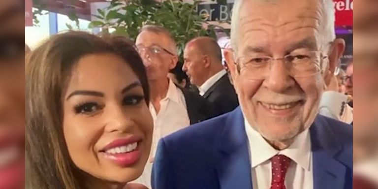 Lugner-Ex "Bambi" ergatterte ein Selfie mit Bundespräsident Van der Bellen.