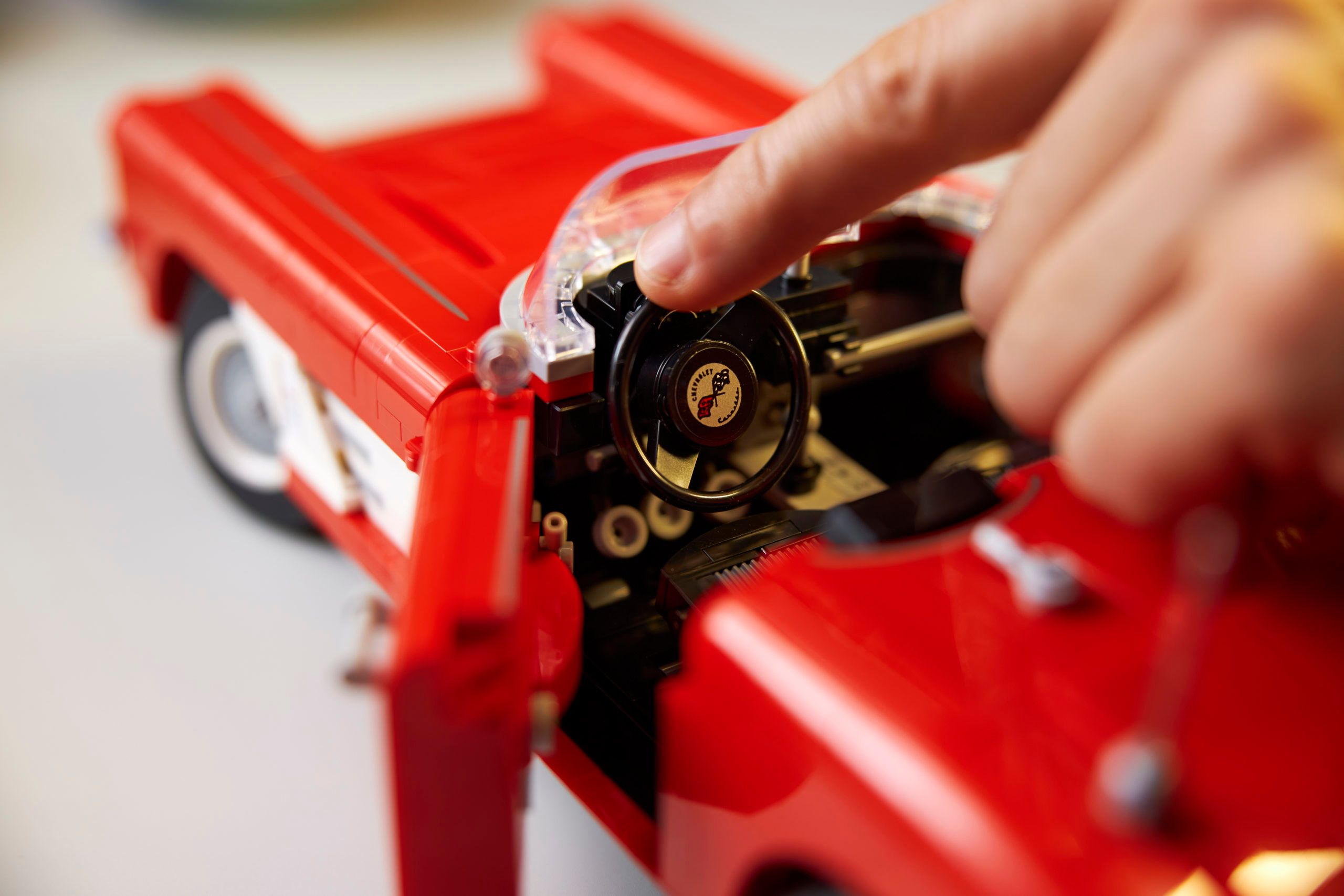 Das neue LEGO Icons Corvette Set ist ab dem 4. August 2023.