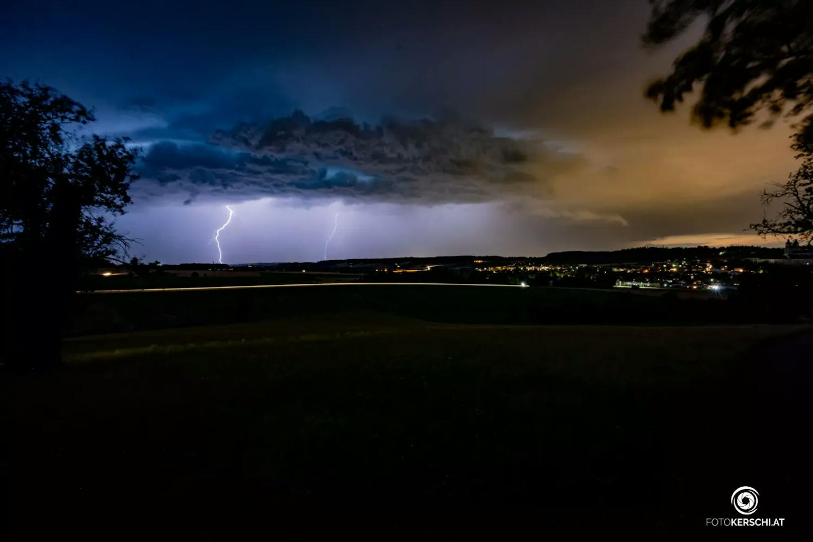 Eine starke Gewitterzelle zog am Wochenende mit Hagel, Sturm und Starkregen über den Bezirk Linz-Land. Gegen 21:45 Uhr traf die Gewitterfront im Bereich Linz-Land ein und sorgte bereits nach kurzer Zeit für zahlreiche Alarmierungen wegen überfluteter Keller und umgestürzter Bäume.