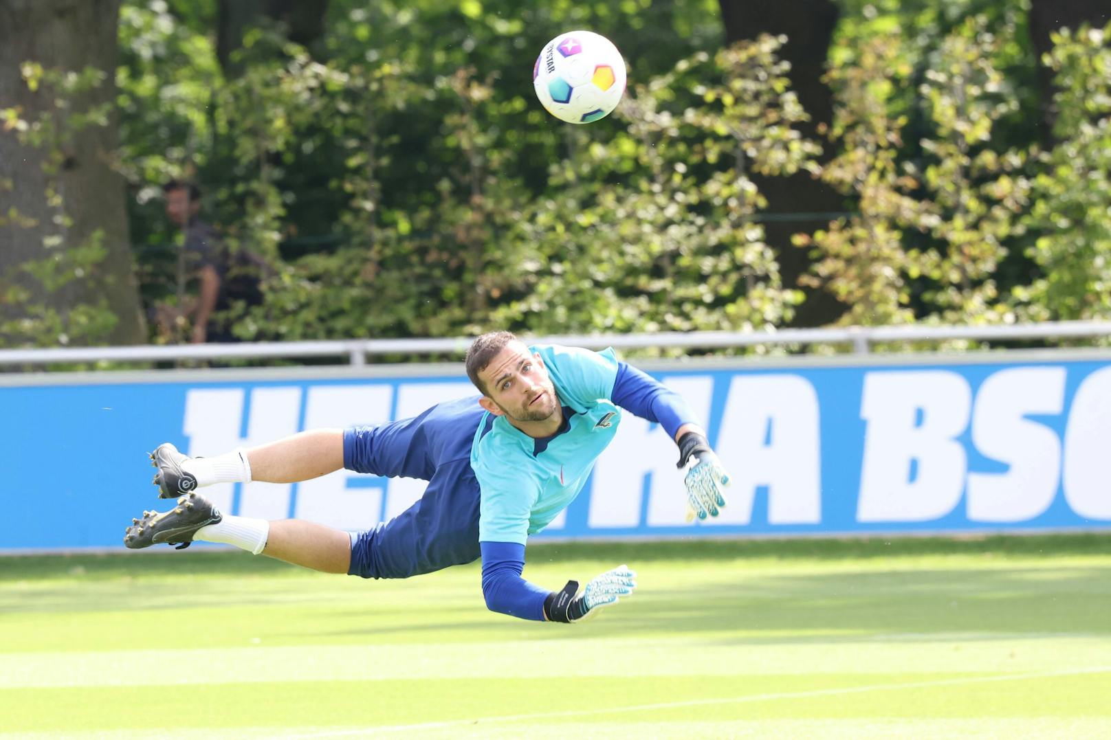 Hertha-Neuzugang Gersbeck streifte die Handschuhe ab und ließ offenbar in Zell am See (Sbg.) seine Fäuste sprechen.