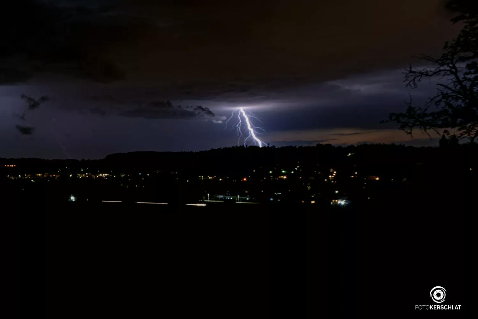 Eine starke Gewitterzelle zog am Wochenende mit Hagel, Sturm und Starkregen über den Bezirk Linz-Land. Gegen 21:45 Uhr traf die Gewitterfront im Bereich Linz-Land ein und sorgte bereits nach kurzer Zeit für zahlreiche Alarmierungen wegen überfluteter Keller und umgestürzter Bäume.