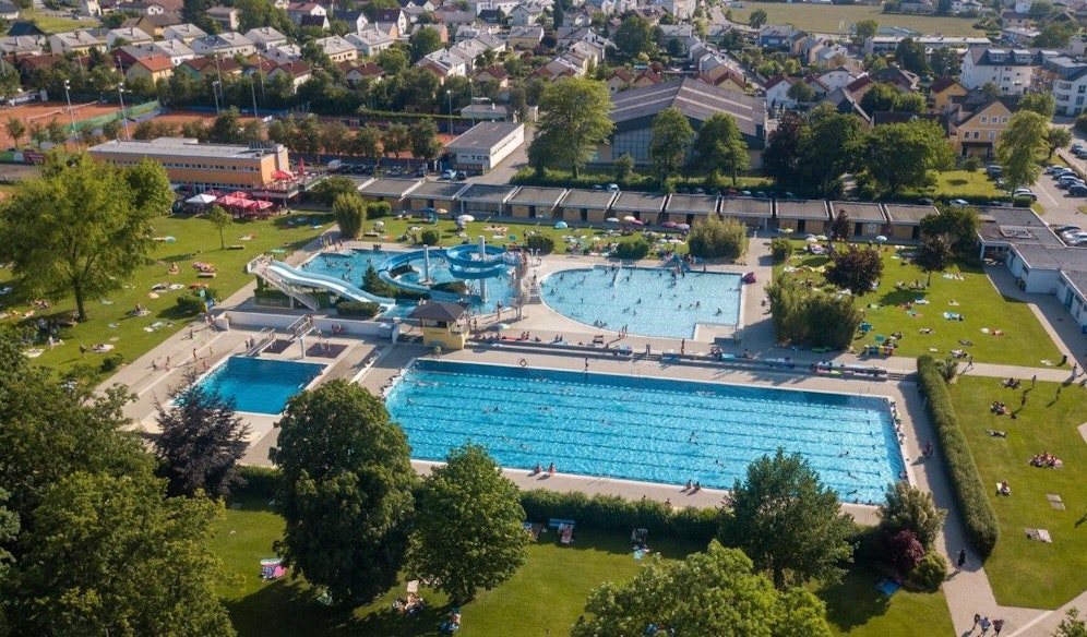 Im Freibad von Braunau wurden einige Männer mit NS-Tattoos gesehen.