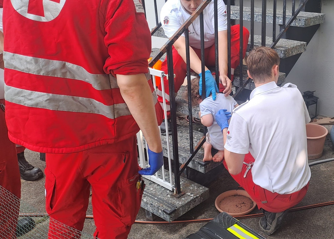 Heute.at - Mäderl (2) steckte mit Kopf zwischen Eisenstangen fest