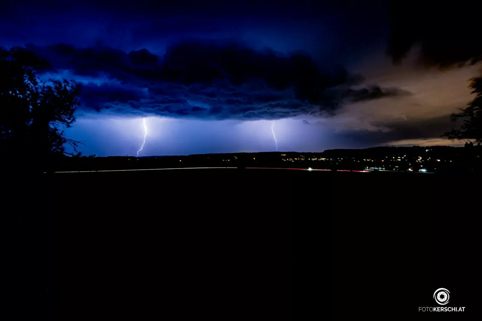 Eine starke Gewitterzelle zog am Wochenende mit Hagel, Sturm und Starkregen über den Bezirk Linz-Land. Gegen 21:45 Uhr traf die Gewitterfront im Bereich Linz-Land ein und sorgte bereits nach kurzer Zeit für zahlreiche Alarmierungen wegen überfluteter Keller und umgestürzter Bäume.