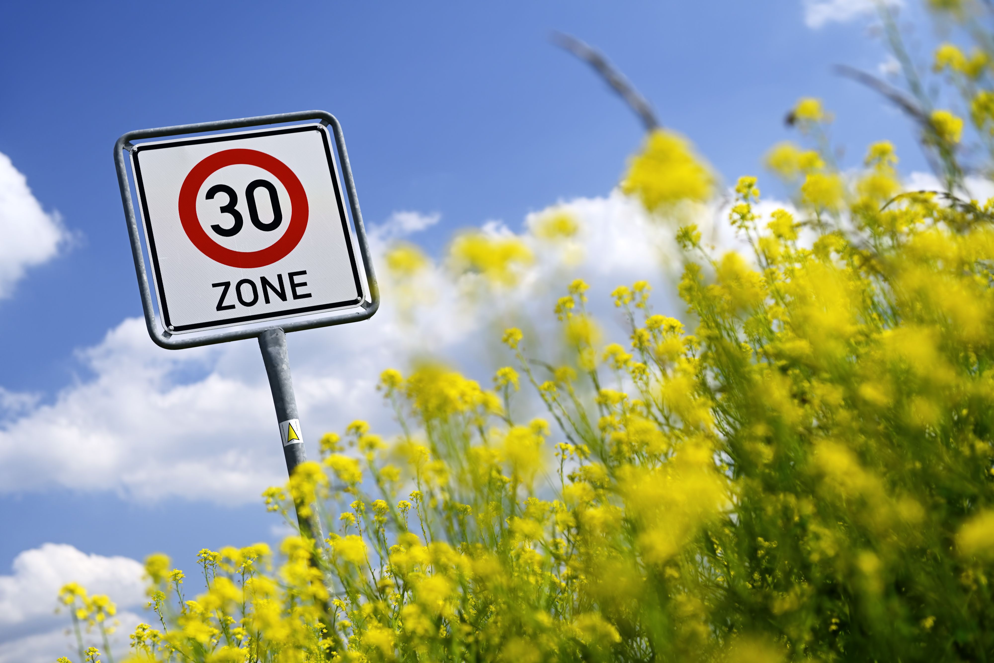 Download von www.picturedesk.com am 17.07.2023 (12:42).  Schild Tempo-30-Zone - 20230601_PD21288 - Rechteinfo: Rights Managed (RM)