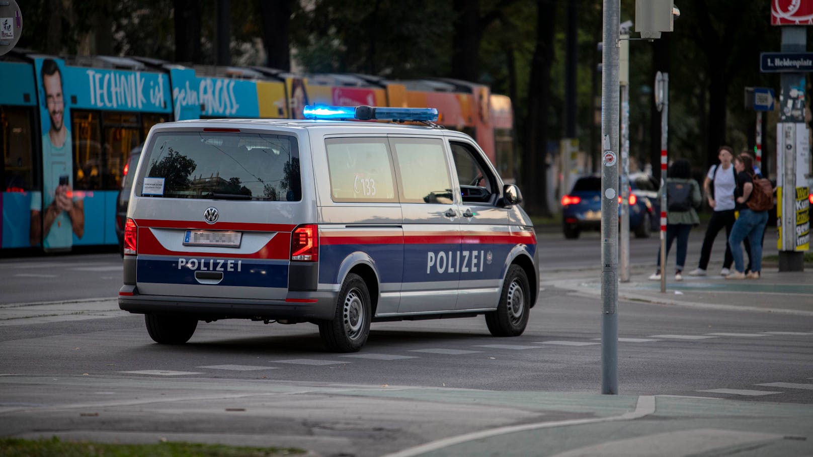 Die Polizei nahm den jungen Mann fest.