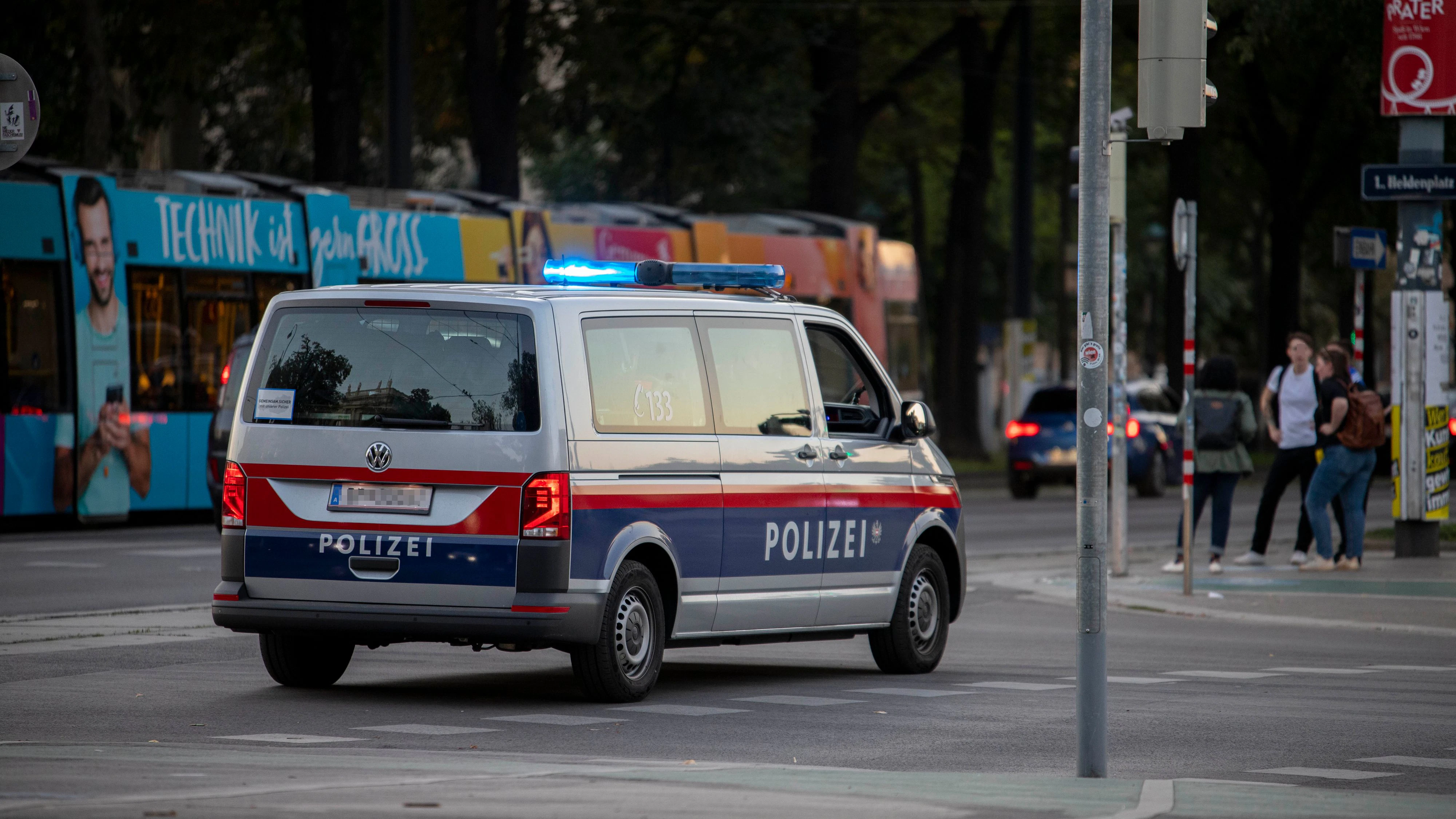 Eine Funkstreife der Wiener Polizei mit Blaulicht auf der Ringstraße. Archivbild.