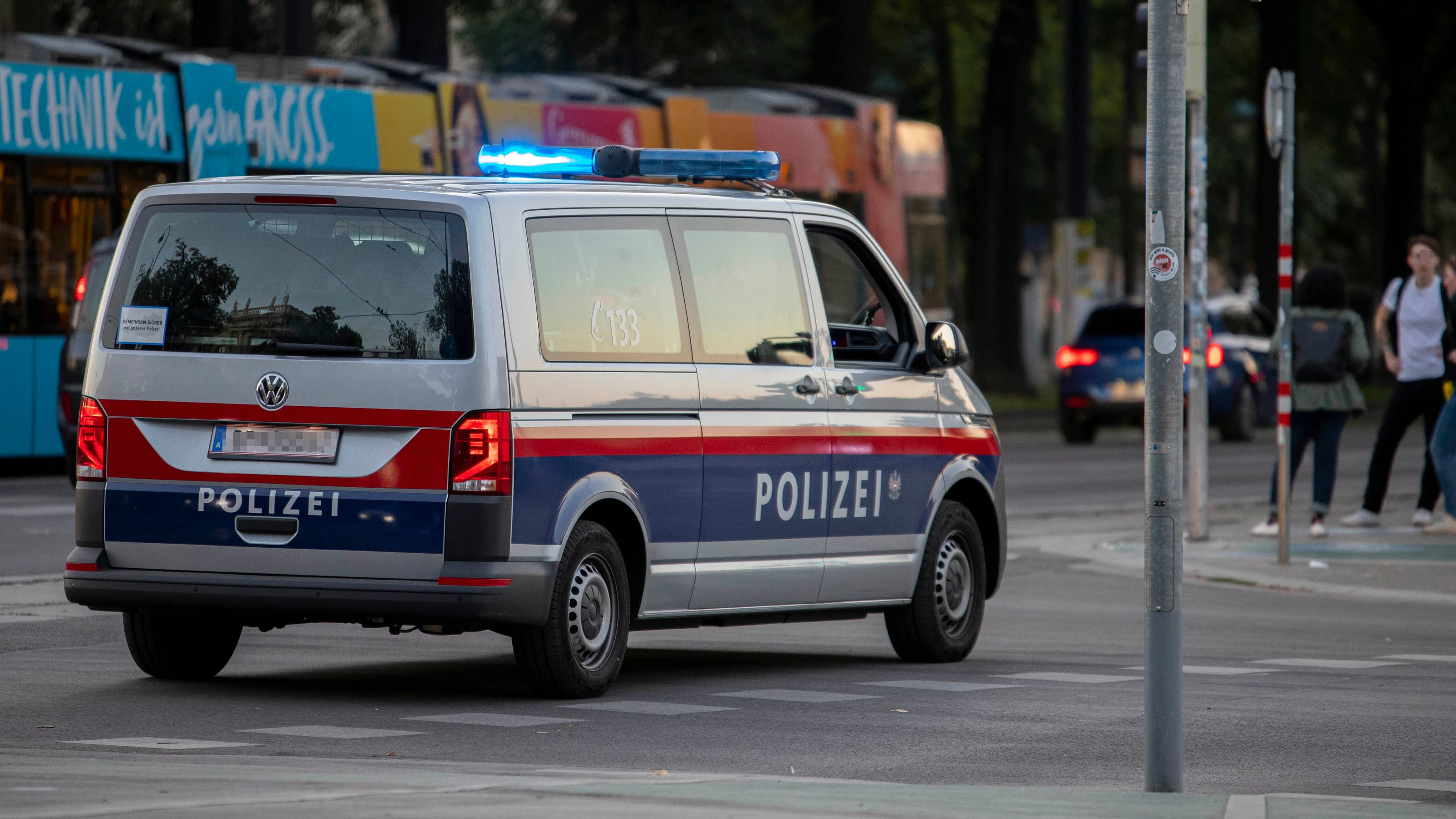 Eine Funkstreife der Wiener Polizei mit Blaulicht auf der Ringstraße. Archivbild.