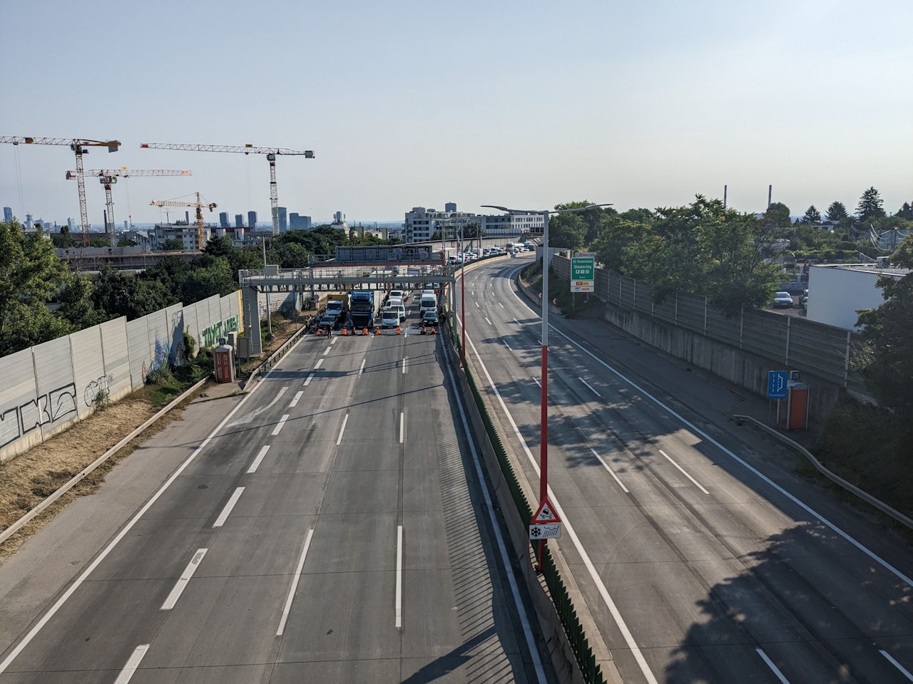 Heute.at - Klima-Kleber kamen mit Autos, um Tangente zu blockieren