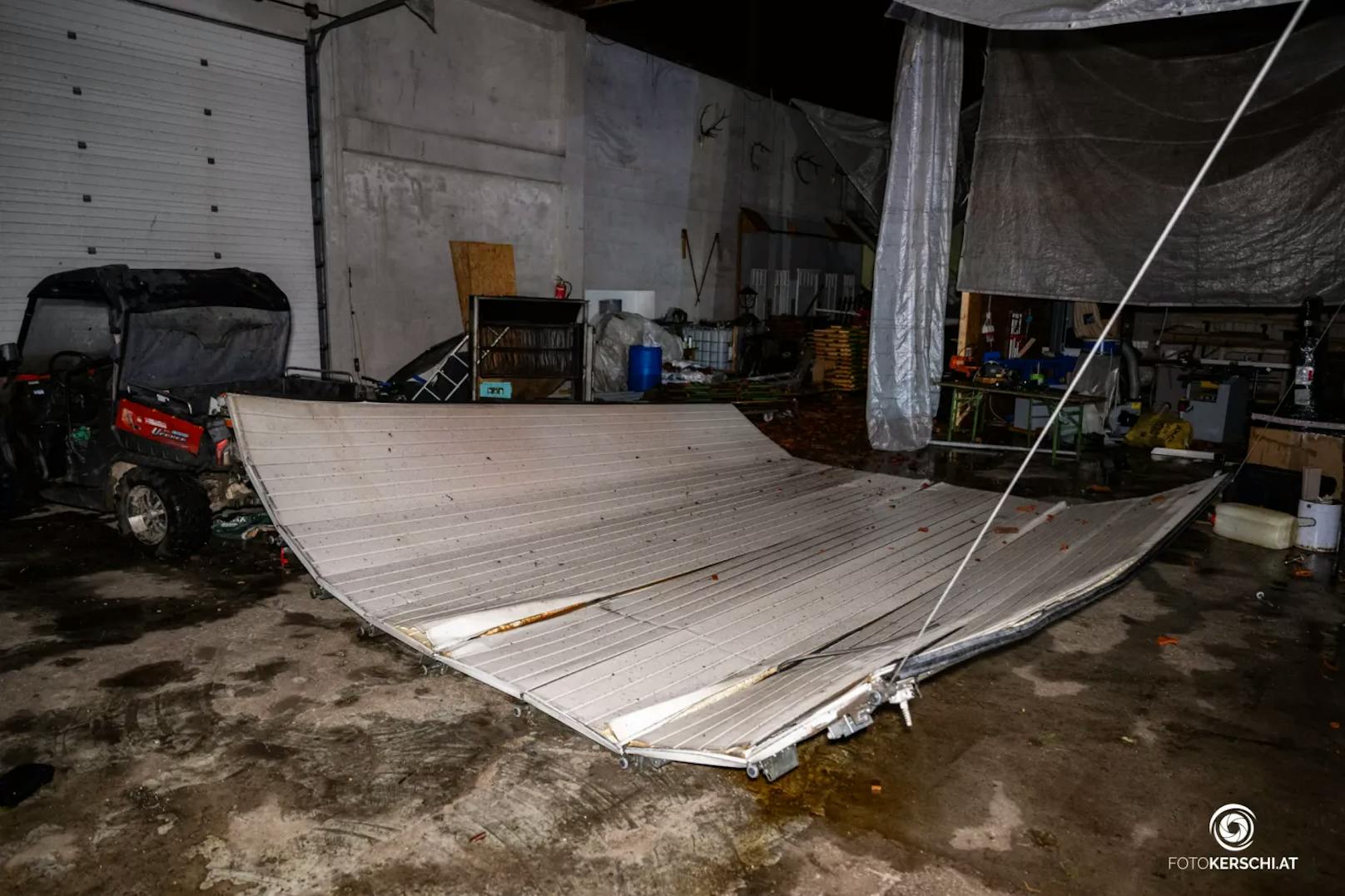 Eine starke Gewitterzelle zog am Wochenende mit Hagel, Sturm und Starkregen über den Bezirk Linz-Land. Gegen 21:45 Uhr traf die Gewitterfront im Bereich Linz-Land ein und sorgte bereits nach kurzer Zeit für zahlreiche Alarmierungen wegen überfluteter Keller und umgestürzter Bäume.