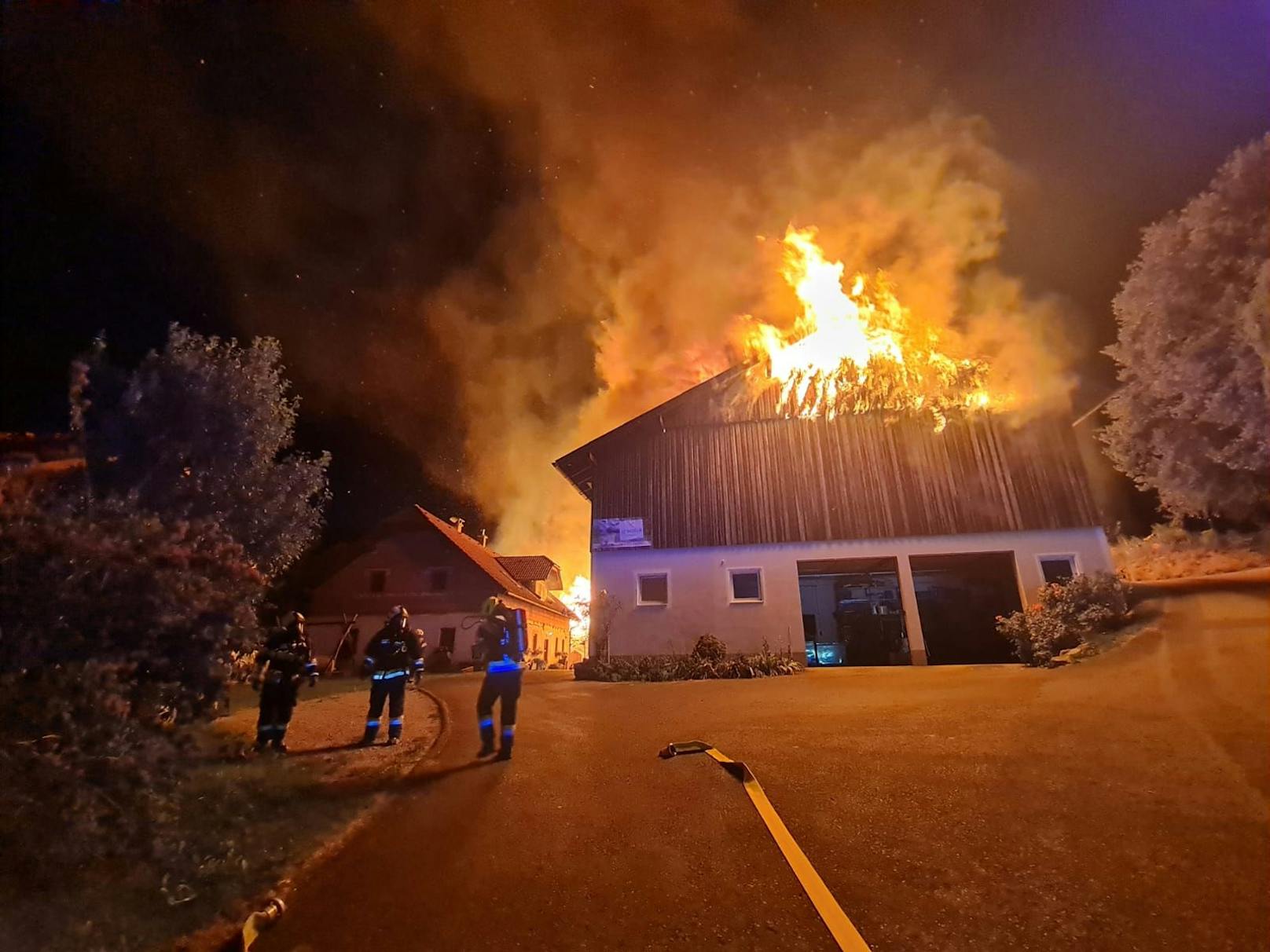 Seit etwa 4.30 Uhr in der Früh stehen Feuerwehren des Bezirkes Lilienfeld bei einem Bauernhofbrand in St. Veit an der Gölsen im Einsatz.