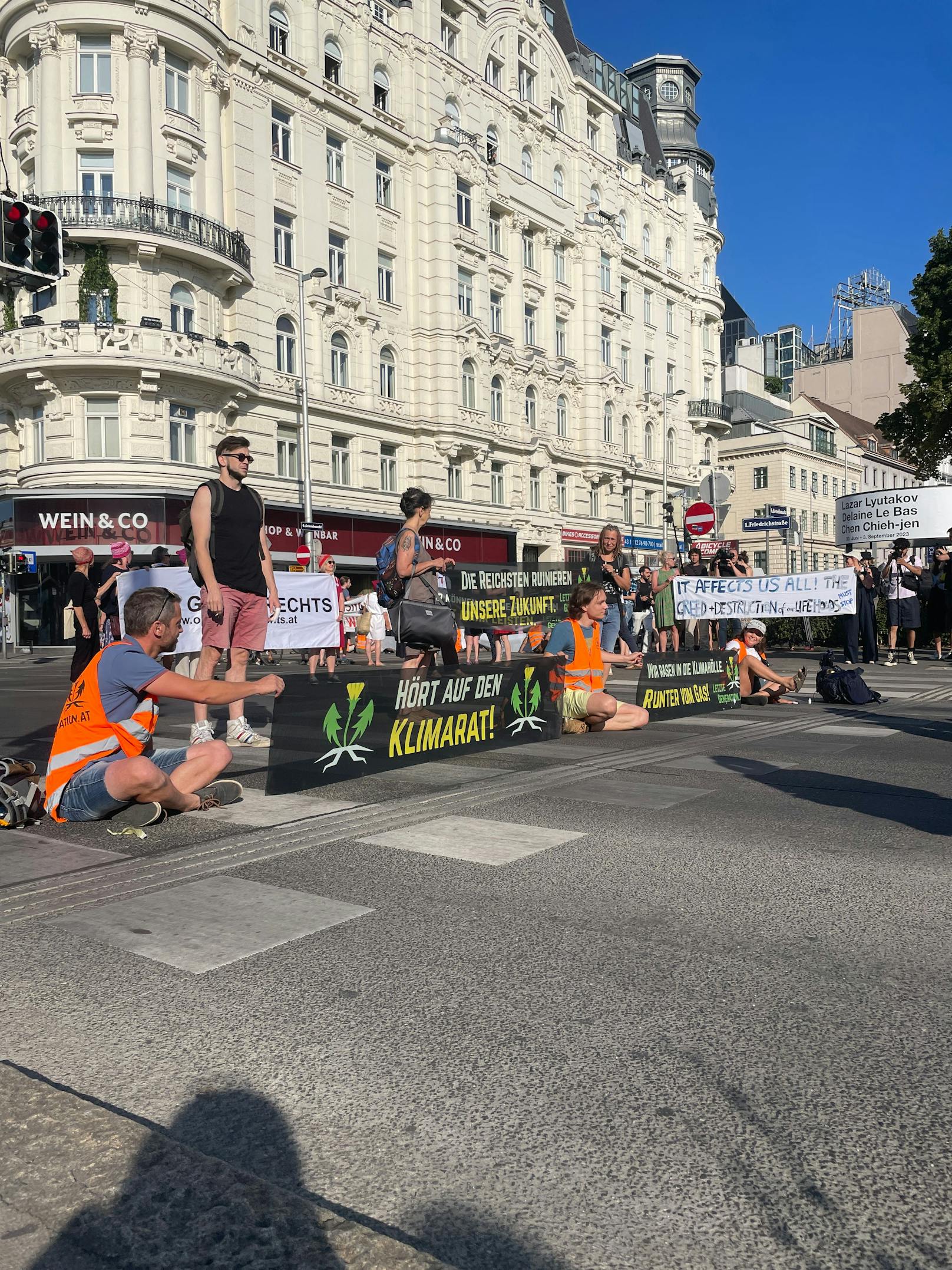 Die Letzte Generation kündigte bei einer Klebe-Pressekonferenz in Wien am 18. Juli 2023 weitere Proteste in den Bundesländern an.