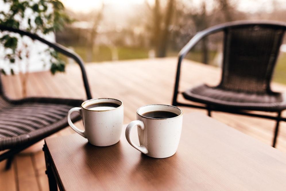 Die Frau saß nichtsahnend mit einer Freundin auf der Terrasse als das Unmögliche geschah.