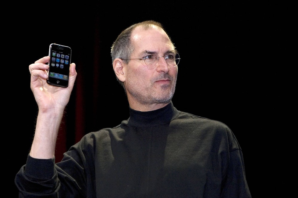 Apple-Gründer Steve Jobs präsentierte im Januar 2007 die erste Generation vom iPhone. Er verstarb 2011 an Bauchspeicheldrüsenkrebs.  
