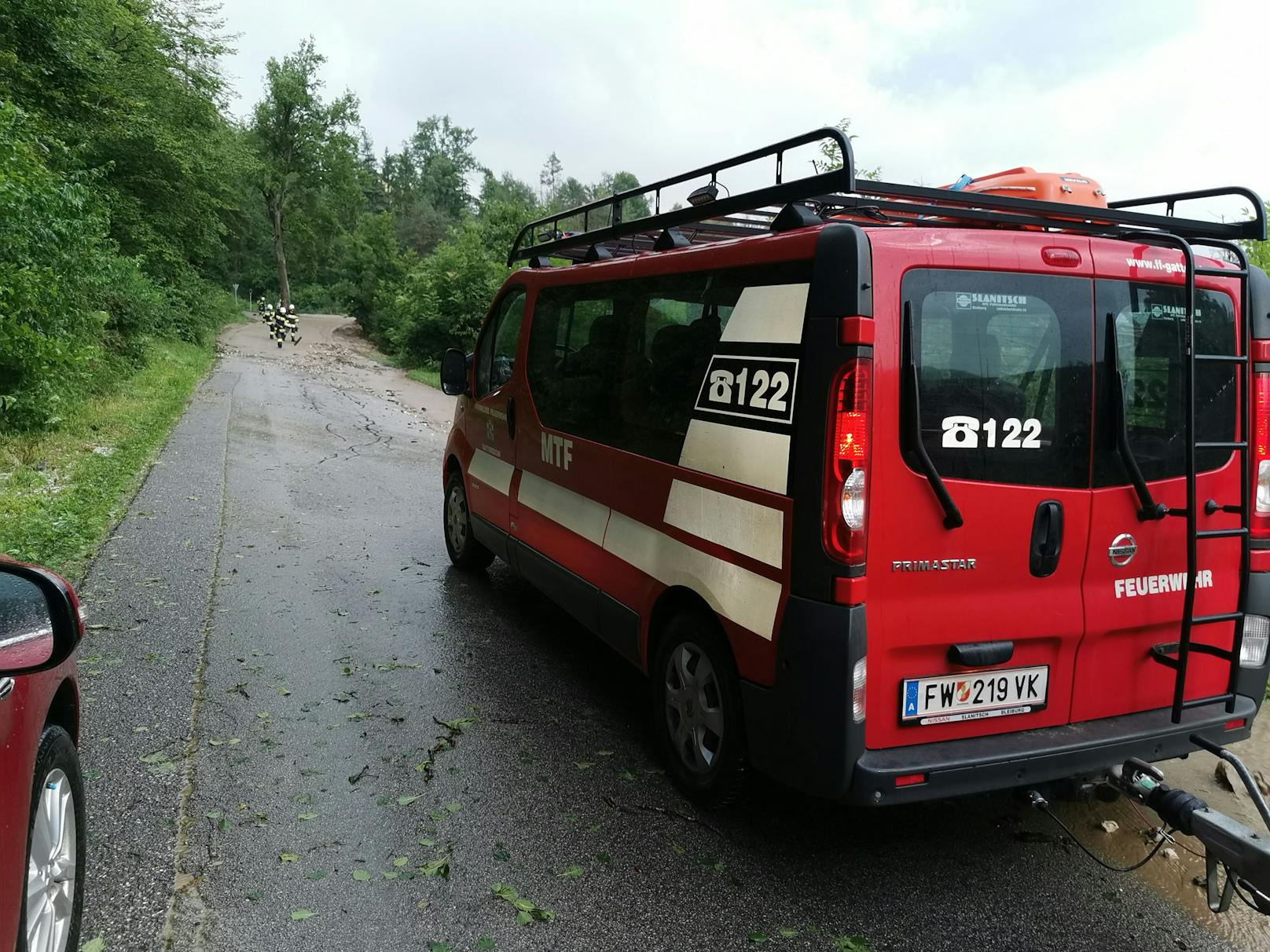 Heftige Unwetter haben am Montagabend vor allem im Kärntner Bezirk Völkermarkt gewütet. Die Feuerwehren wurden zu zahlreichen Einsätzen gerufen, der Sturm knickte Bäume um und riss bei Kühnsdorf sogar das Dach eines Kirchturms ab.