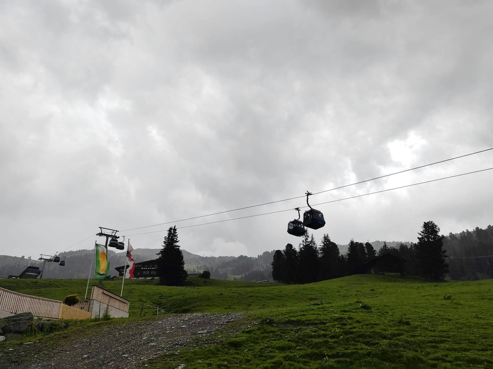 Wanderer die sich in den Seilbahn-Gondeln befanden, konnten mittels Notstromaggregat auf den Berg gebracht werden.