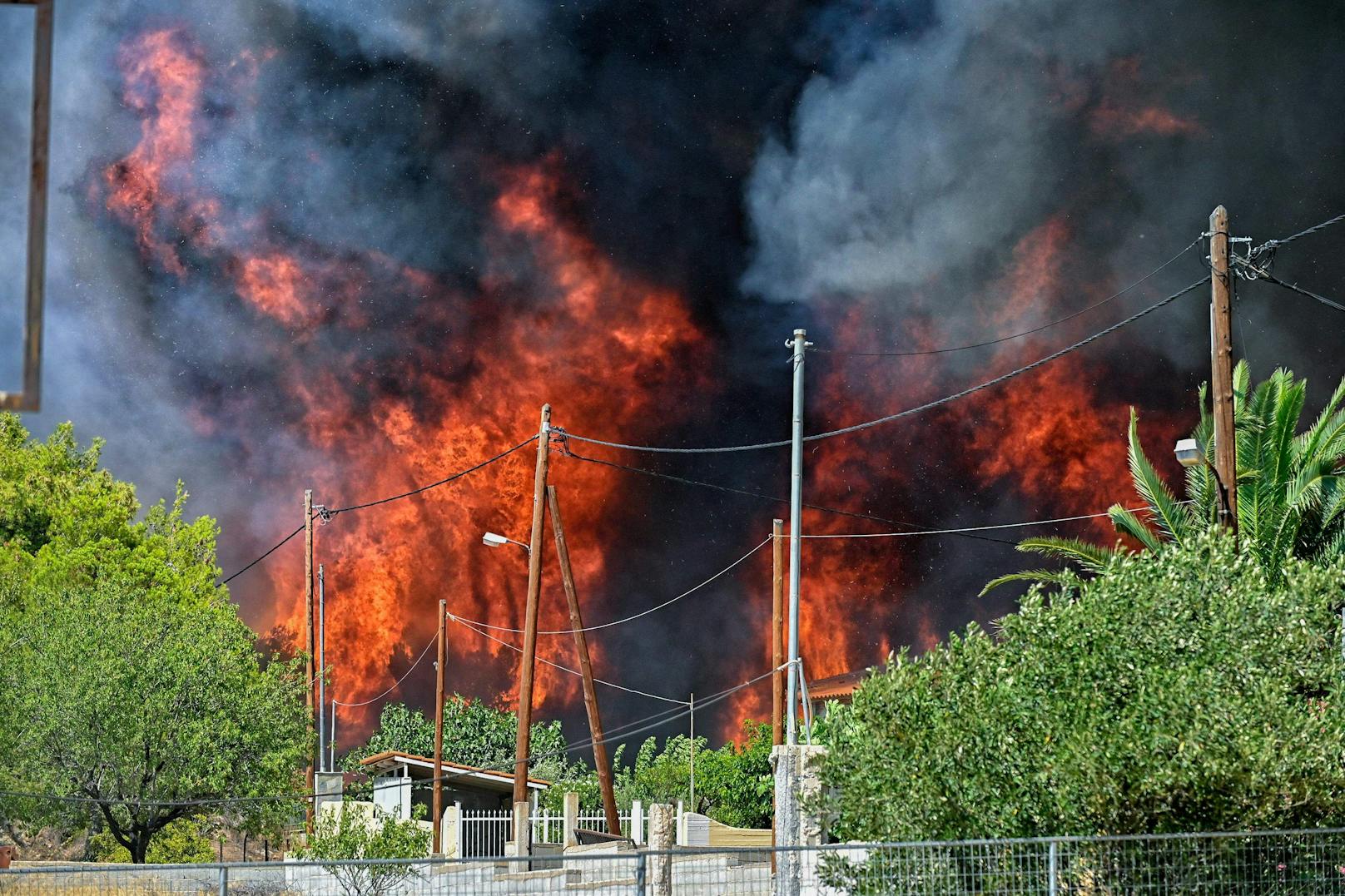 Am Montag brachen im Großraum der griechischen Hauptstadt Athen mehrere heftige Wald- und Buschbrände aus.&nbsp;