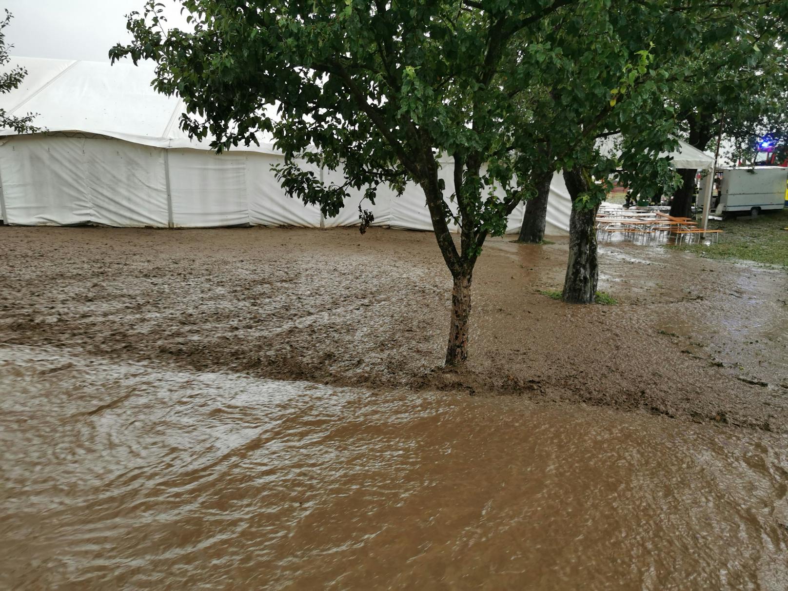 Heftige Unwetter haben am Montagabend vor allem im Kärntner Bezirk Völkermarkt gewütet. Die Feuerwehren wurden zu zahlreichen Einsätzen gerufen, der Sturm knickte Bäume um und riss bei Kühnsdorf sogar das Dach eines Kirchturms ab.