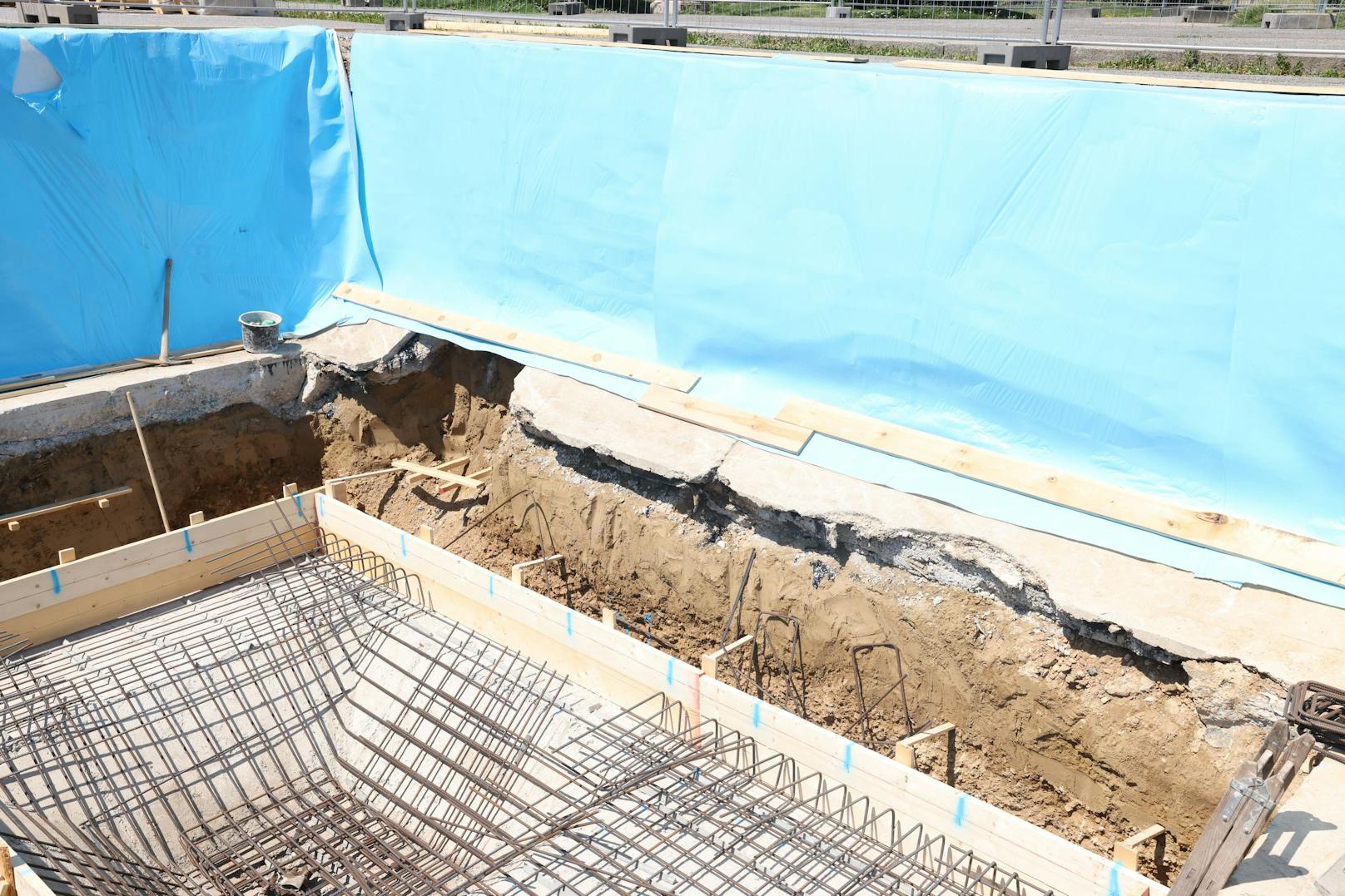 Bei den Bauarbeiten wurde eine Betondecke, etwa zwei Meter unter der jetzigen Straßenhöhe gefunden. Hier befand sich im zweiten Weltkrieg ein Löschbecken, dass später einfach zugeschüttet wurde.&nbsp;