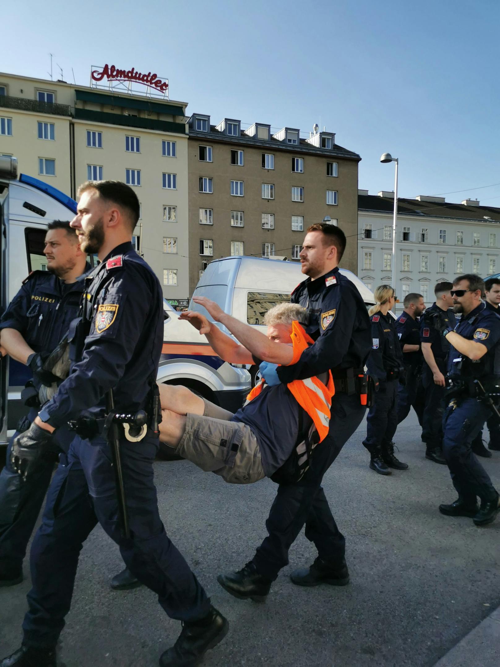 Die Letzte Generation kündigte bei einer Klebe-Pressekonferenz in Wien am 18. Juli 2023 weitere Proteste in den Bundesländern an.