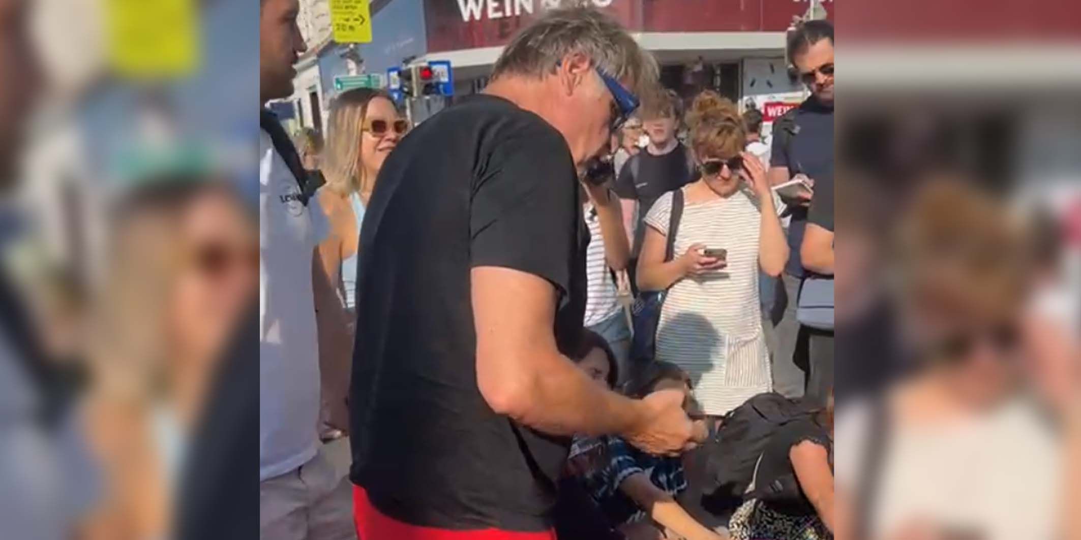 Ein Anrainer des Getreidemarkts hatte am Dienstag ein paar Fragen an die Klimakleber.