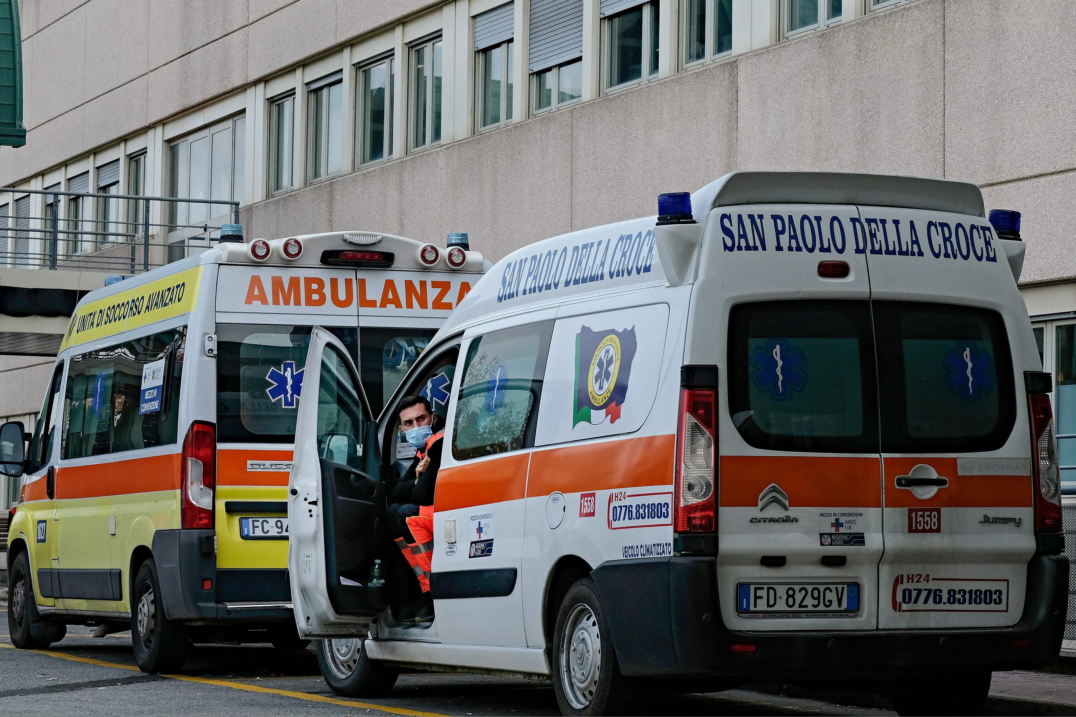 Download von www.picturedesk.com am 18.07.2023 (16:32).  An ambulance driver waits as vehicles line up outside the main emergency access, which also admits people with COVID-19, at the Policlinico di Tor Vergata hospital in Rome on November 12, 2020. - The Italian government imposed tighter restrictions on another five regions on November 10 as it tries to stem escalating new cases of coronavirus, while still resisting a nationwide lockdown. (Photo by ANDREAS SOLARO / AFP) - 20201112_PD4419 - Rechteinfo: Rights Managed (RM) Nur für redaktionelle Nutzung! Werbliche Nutzung erfordert Freigabe: bitte schicken Sie uns eine Anfrage.