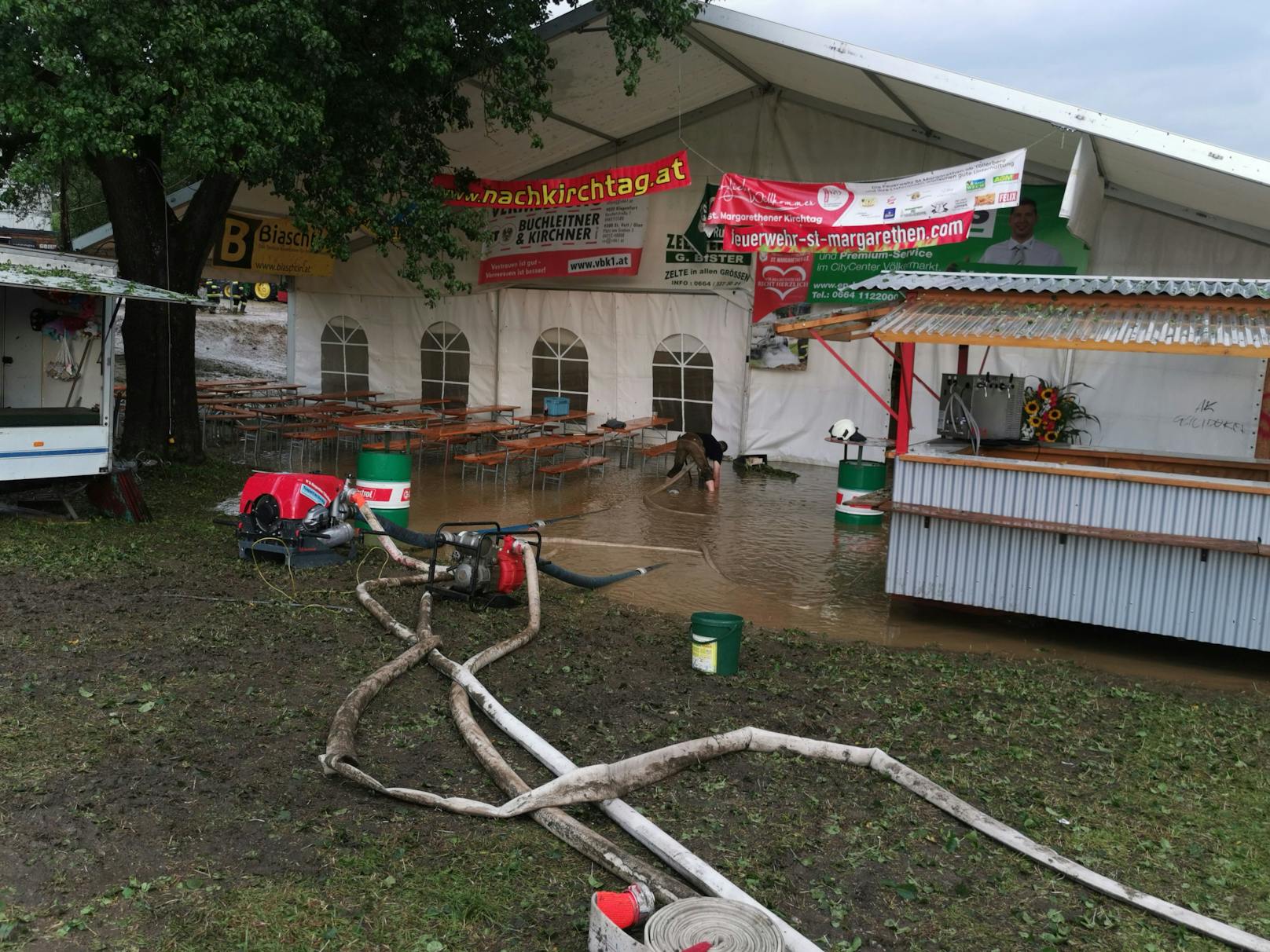 Heftige Unwetter haben am Montagabend vor allem im Kärntner Bezirk Völkermarkt gewütet. Die Feuerwehren wurden zu zahlreichen Einsätzen gerufen, der Sturm knickte Bäume um und riss bei Kühnsdorf sogar das Dach eines Kirchturms ab.