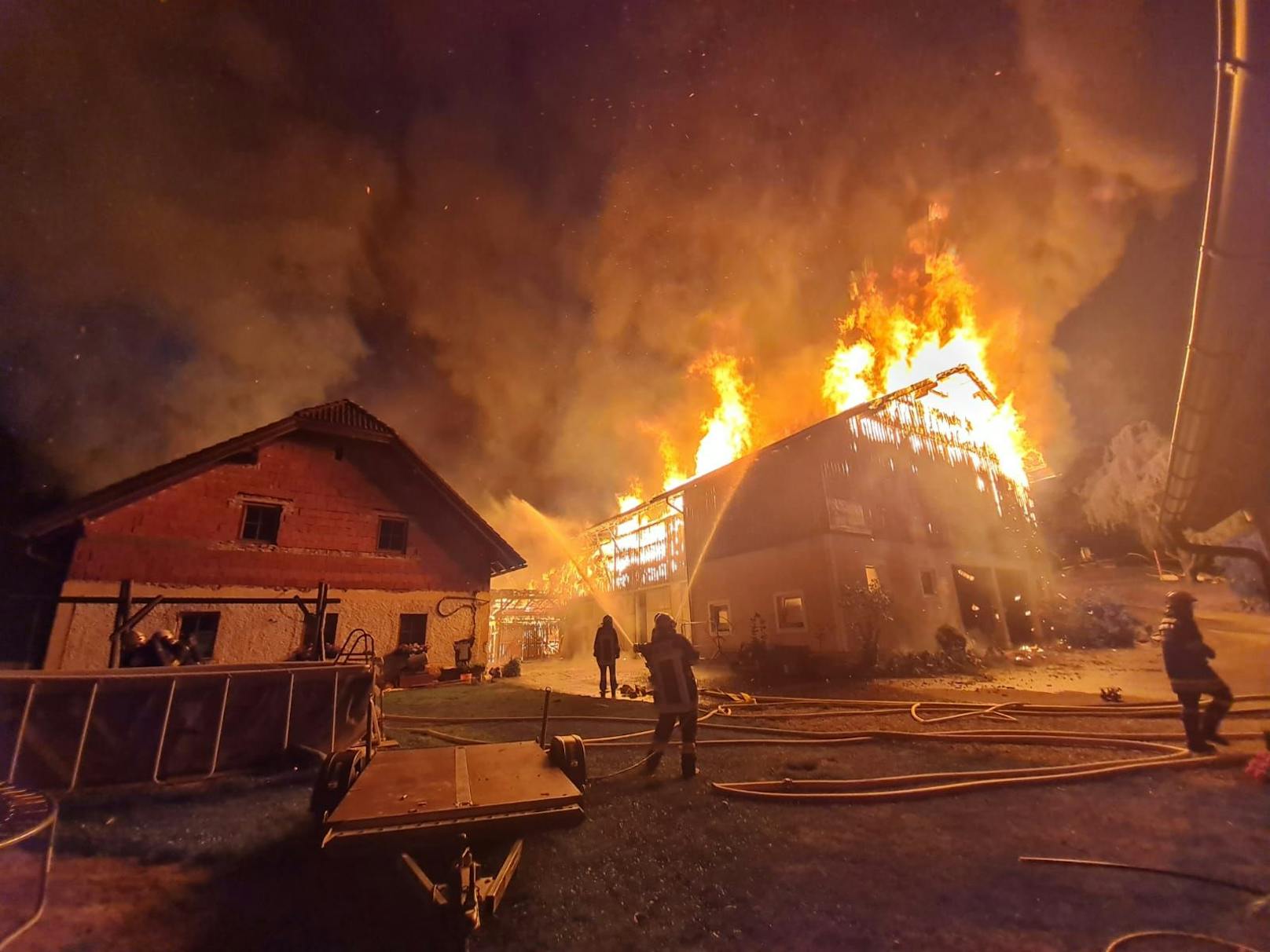 Seit etwa 4.30 Uhr in der Früh stehen Feuerwehren des Bezirkes Lilienfeld bei einem Bauernhofbrand in St. Veit an der Gölsen im Einsatz.