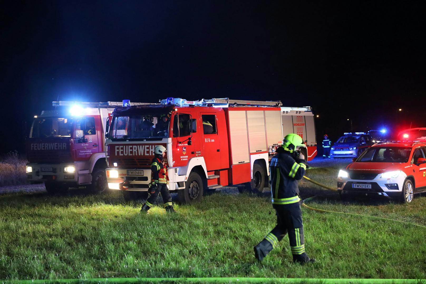Ein kleiner Stadel in Micheldorf in Oberösterreich (Bezirk Kirchdorf an der Krems) stand in der Nacht auf Dienstag in Vollbrand. Sechs Feuerwehren waren zum Löscheinsatz alarmiert.