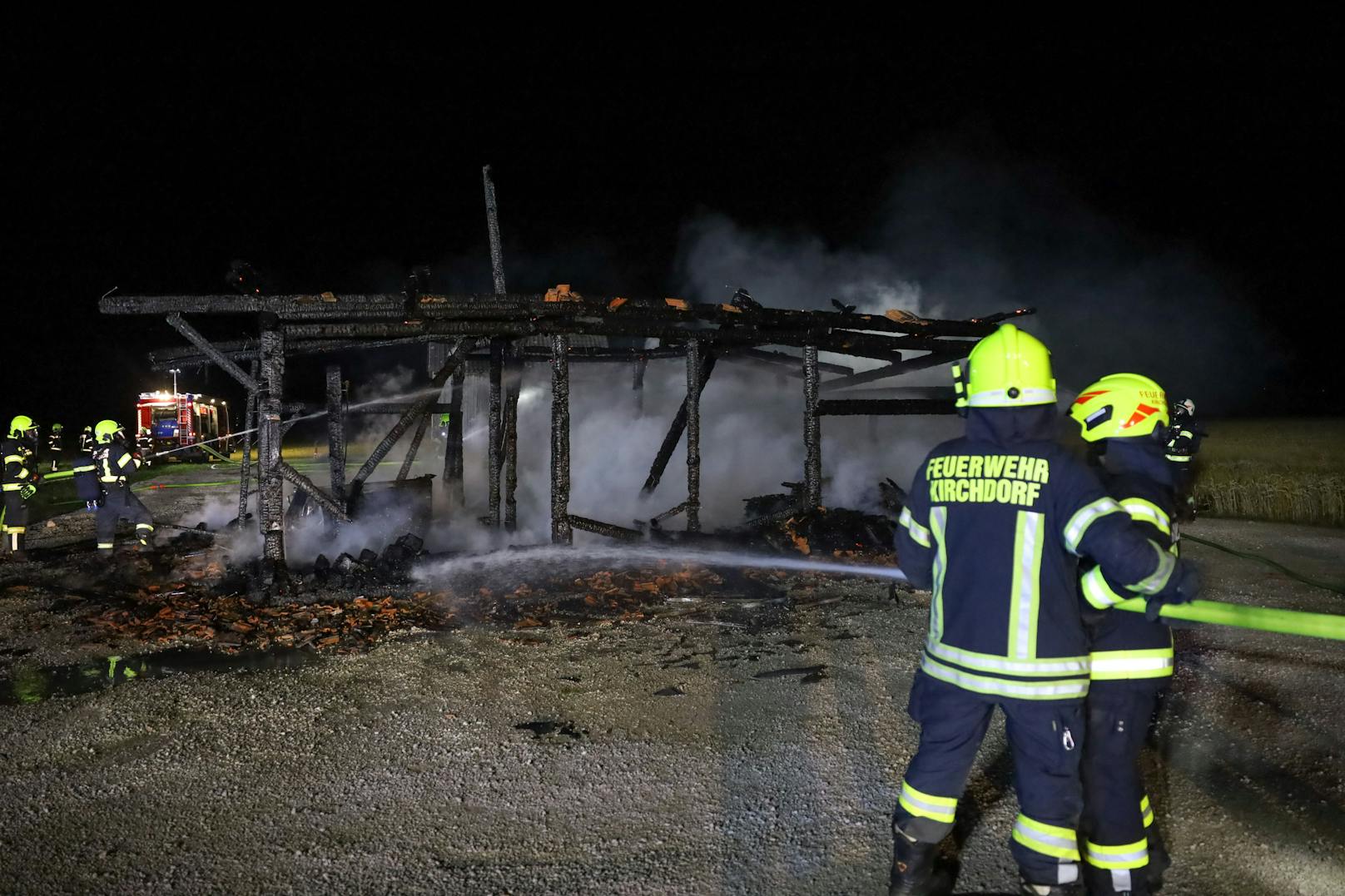 Ein kleiner Stadel in Micheldorf in Oberösterreich (Bezirk Kirchdorf an der Krems) stand in der Nacht auf Dienstag in Vollbrand. Sechs Feuerwehren waren zum Löscheinsatz alarmiert.