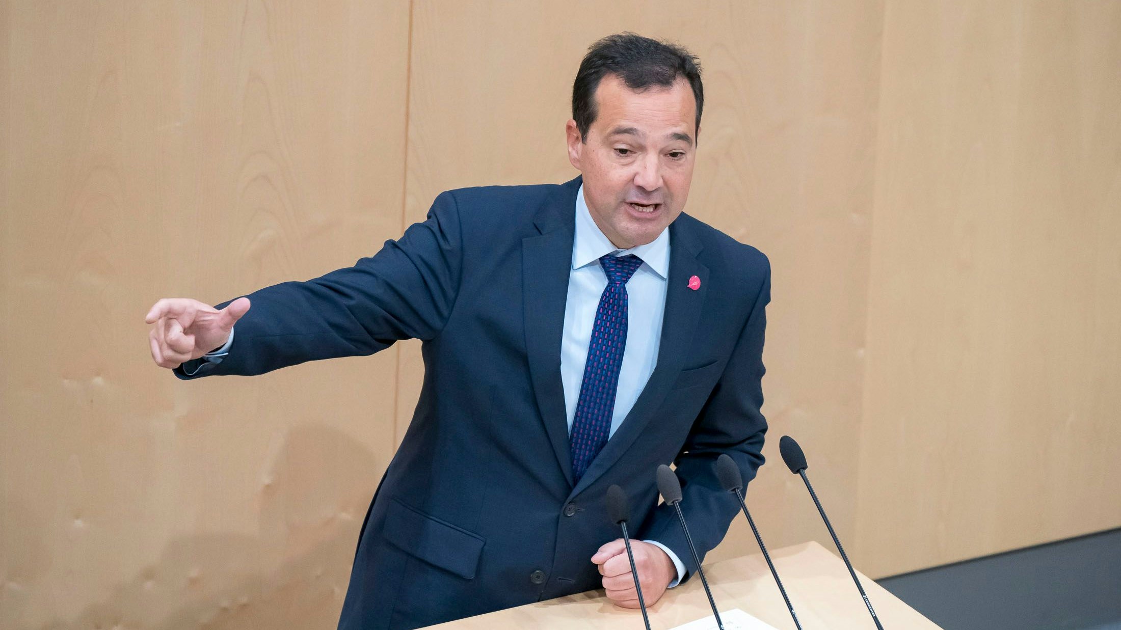 "Sie haben keine Ahnung, wie die Wirtschaft funktioniert", sagte NEOS-Abgeordneter Loacker in Richtung SPÖ.