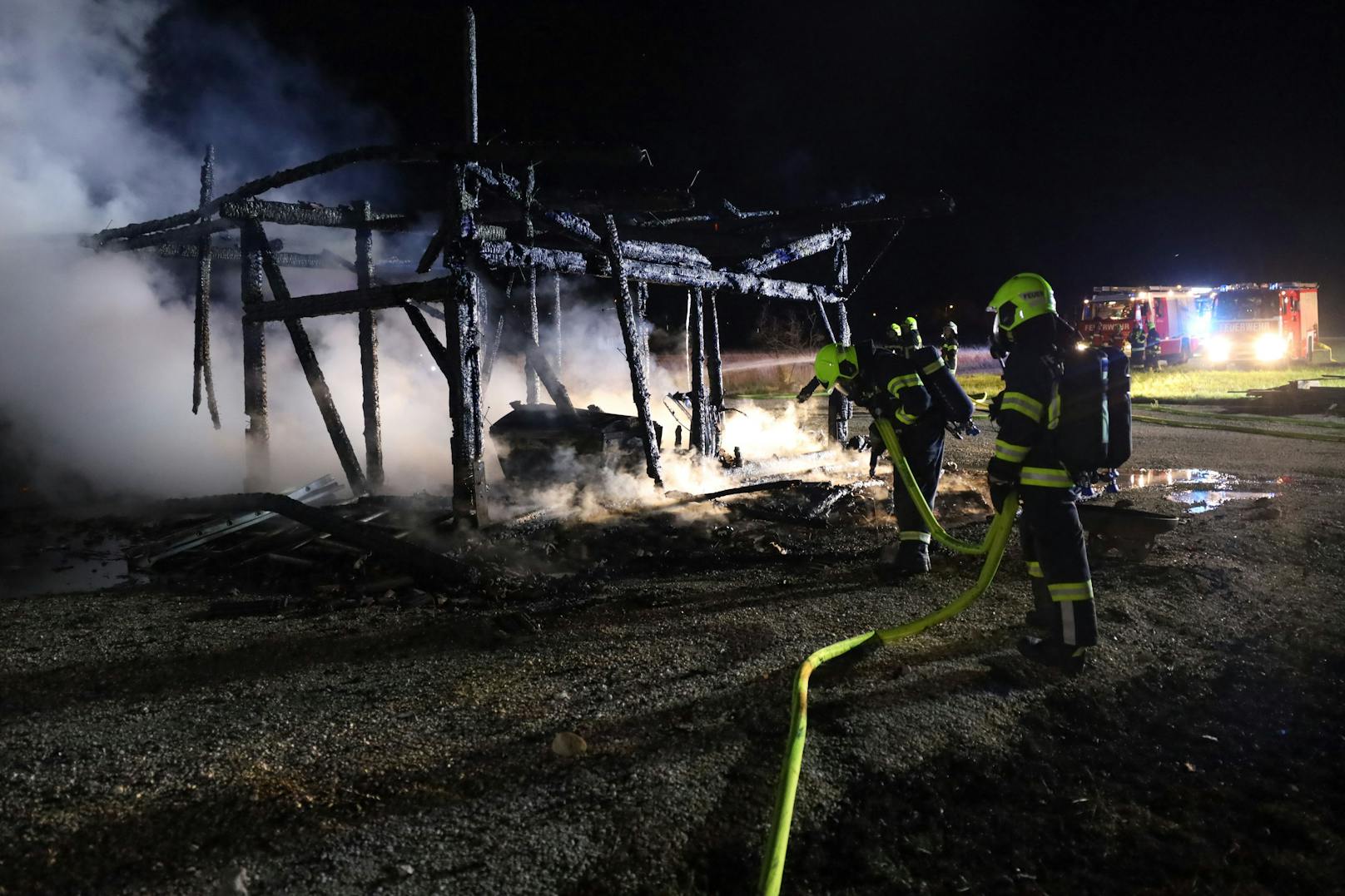 Ein kleiner Stadel in Micheldorf in Oberösterreich (Bezirk Kirchdorf an der Krems) stand in der Nacht auf Dienstag in Vollbrand. Sechs Feuerwehren waren zum Löscheinsatz alarmiert.