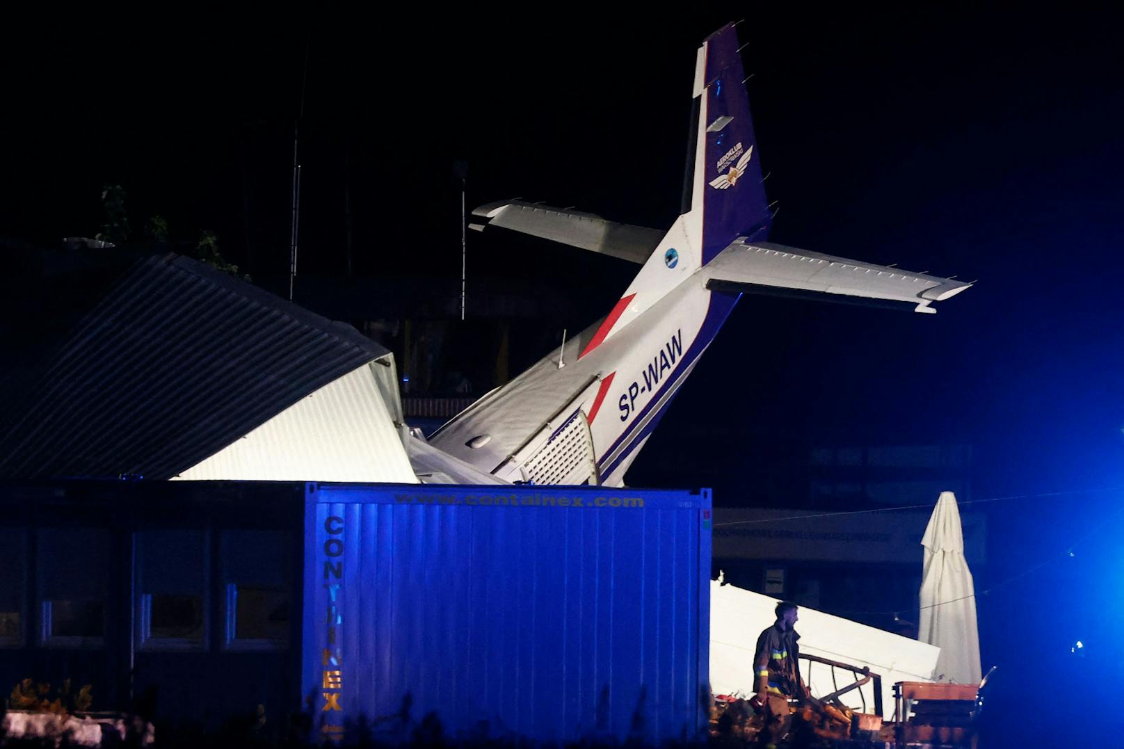 Nördlich von Warschau krachte ein Flugzeug in einen Hangar.