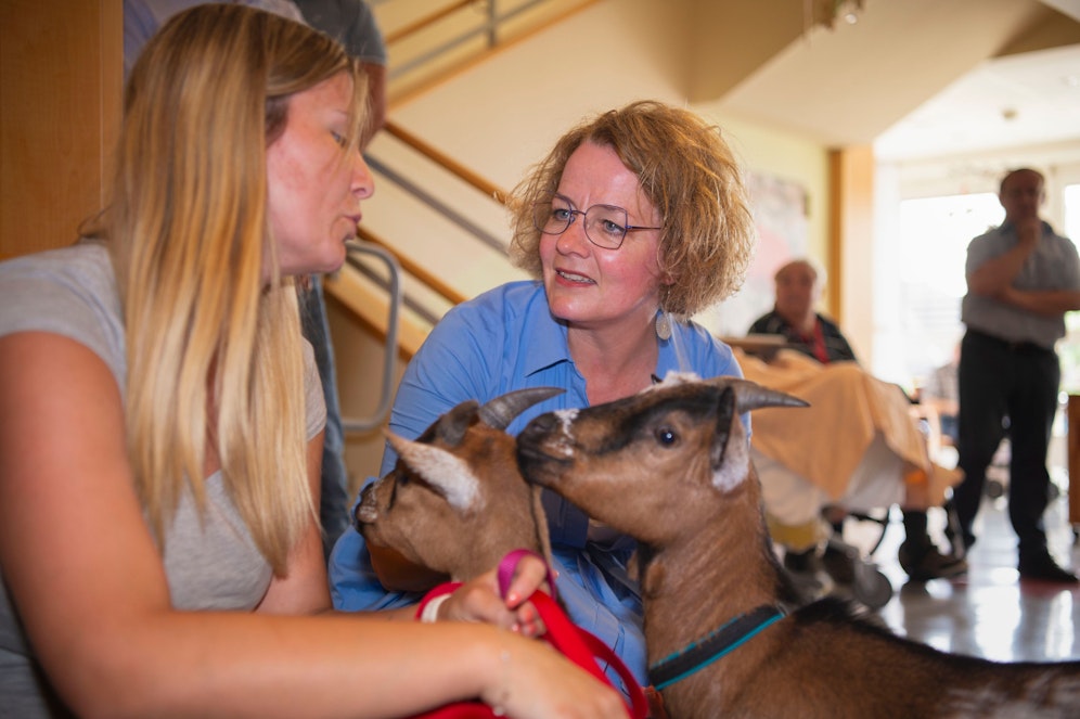 VP-Landesrätin Christiane Teschl-Hofmeister mit Tiertherapeutin Jennifer Zainzinger und ihren tierischen Therapeuten.