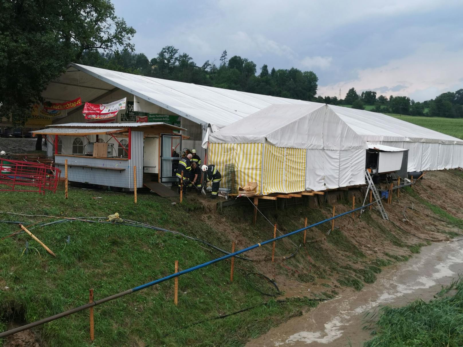 Heftige Unwetter haben am Montagabend vor allem im Kärntner Bezirk Völkermarkt gewütet. Die Feuerwehren wurden zu zahlreichen Einsätzen gerufen, der Sturm knickte Bäume um und riss bei Kühnsdorf sogar das Dach eines Kirchturms ab.