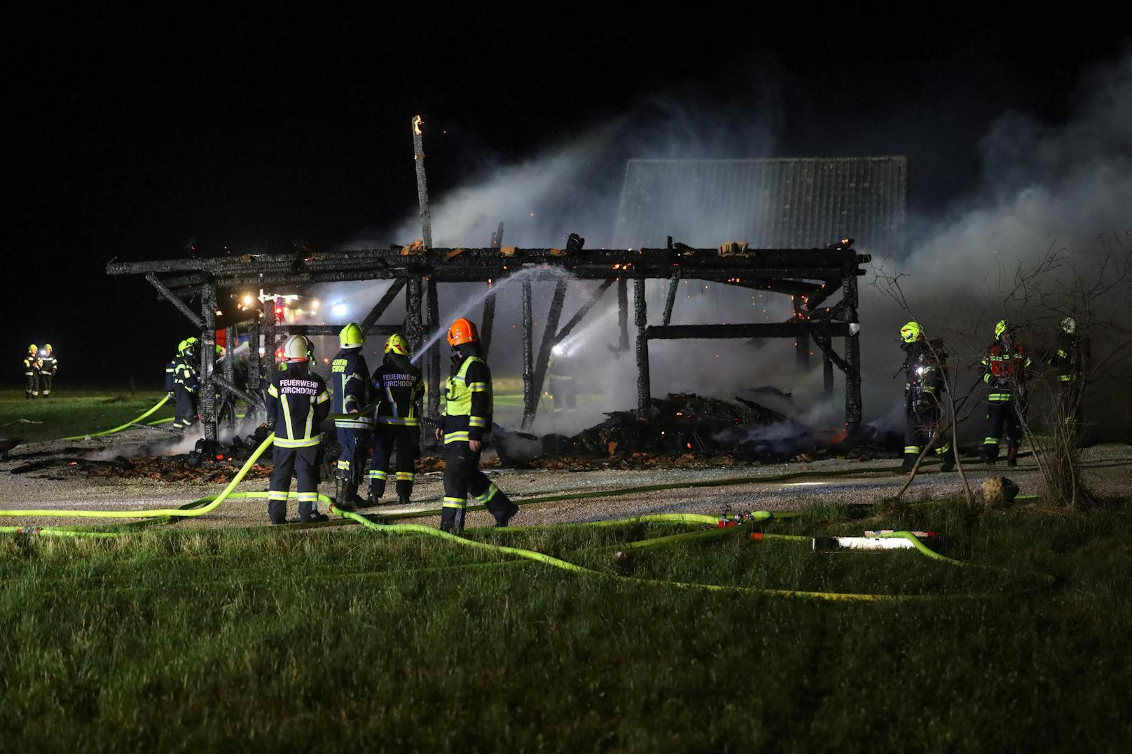 Ein kleiner Stadel in Micheldorf in Oberösterreich (Bezirk Kirchdorf an der Krems) stand in der Nacht auf Dienstag in Vollbrand. Sechs Feuerwehren waren zum Löscheinsatz alarmiert.