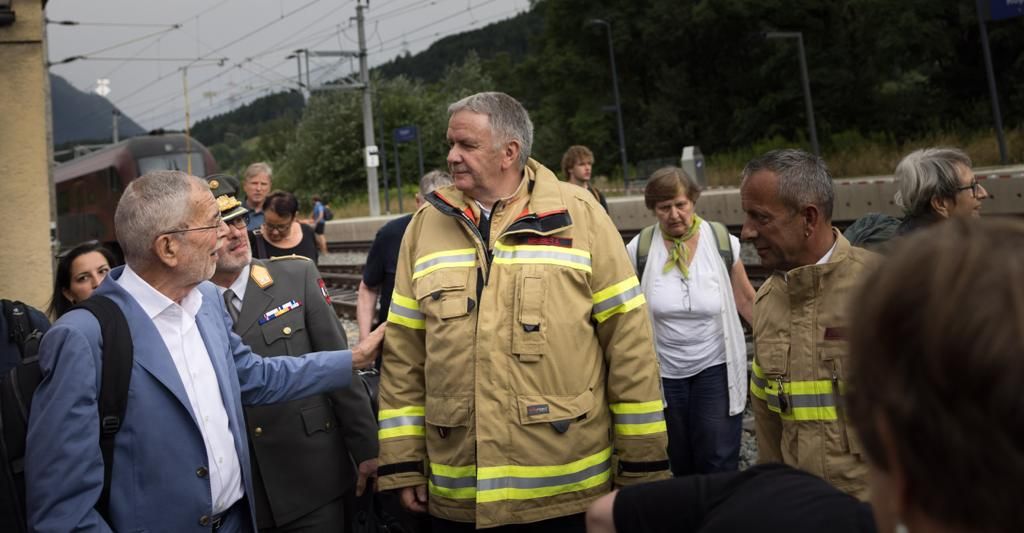 Van der Bellen dankte den Einsatzkräften.