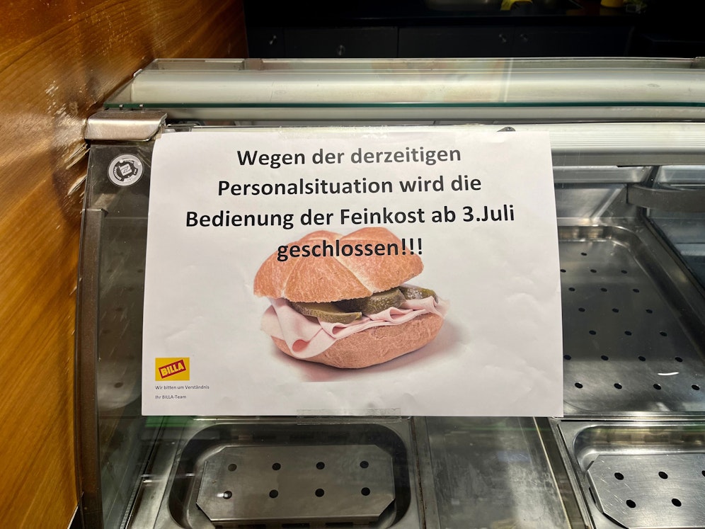 In einer Linzer Billa-Filiale wird derzeit Personal gesucht. Aus diesem Grund können Kunden in der Feinkost-Abteilung nicht bedient werden.