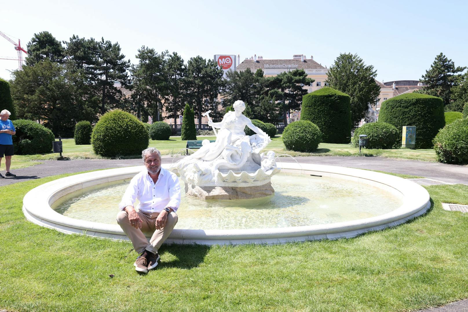 Burghauptmann Reinhold Sahl freut sich über die neu sanierten Brunnen.&nbsp;