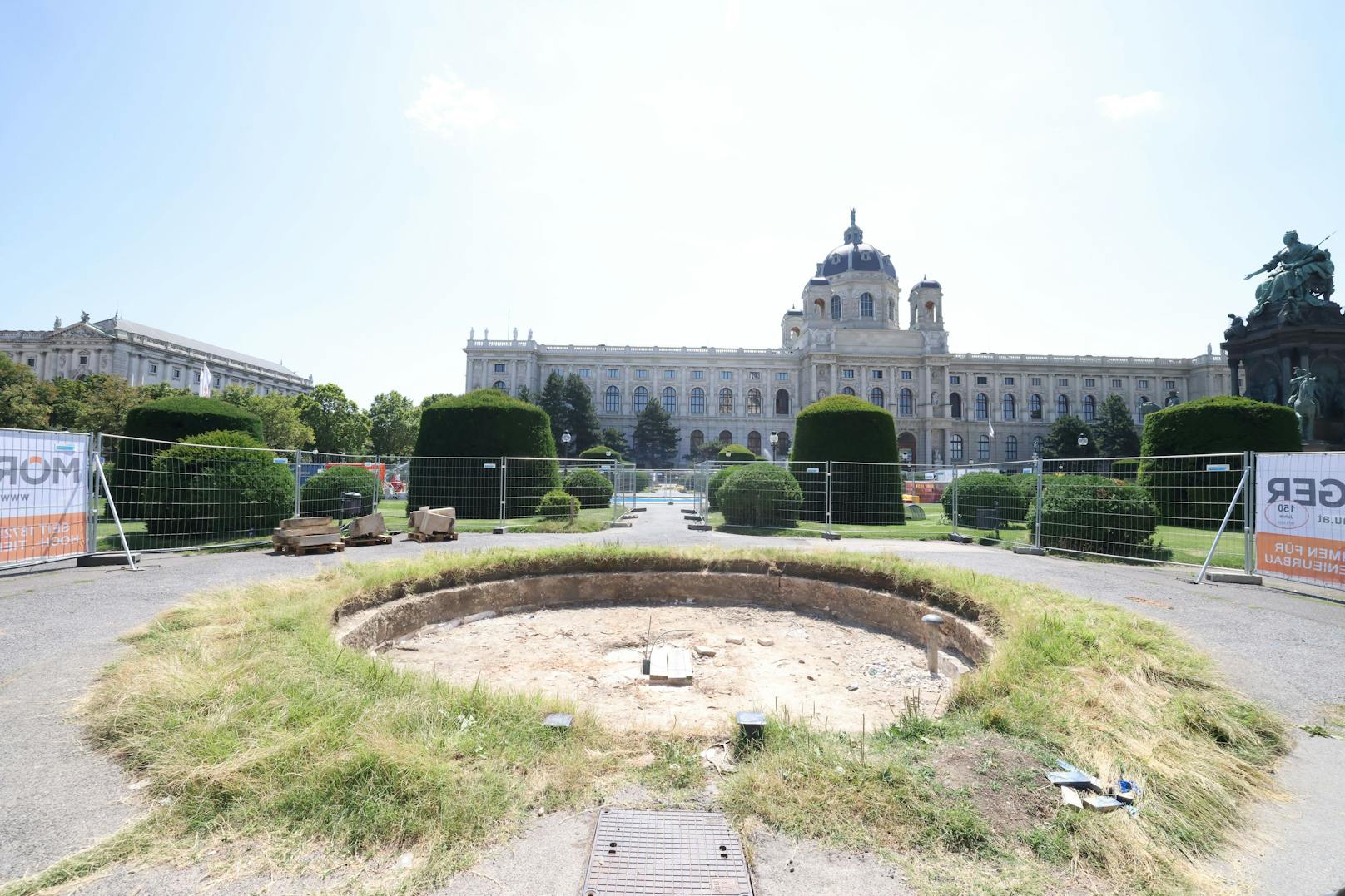 Die Steine und Abdeckungen wurden aus den Brunnen ausgebaut.&nbsp;