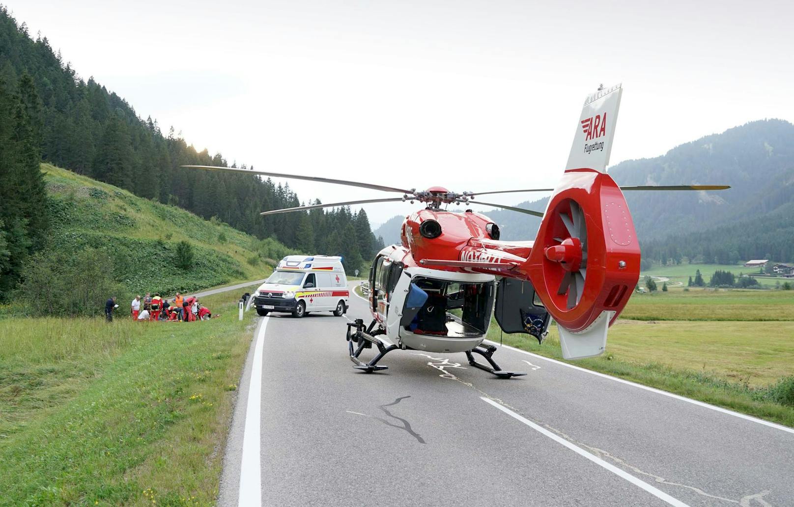 Dabei kam er rechts von der Fahrbahn ab, fuhr die Böschung entlang und prallte an der gegenüberliegenden Seite gegen die Bachverbauung. Der 18-Jährige wurde von der Rettung Tannheim, Notärztin und vom Team des NAH, RK 2 erstversorgt und in die Klinik Innsbruck geflogen.