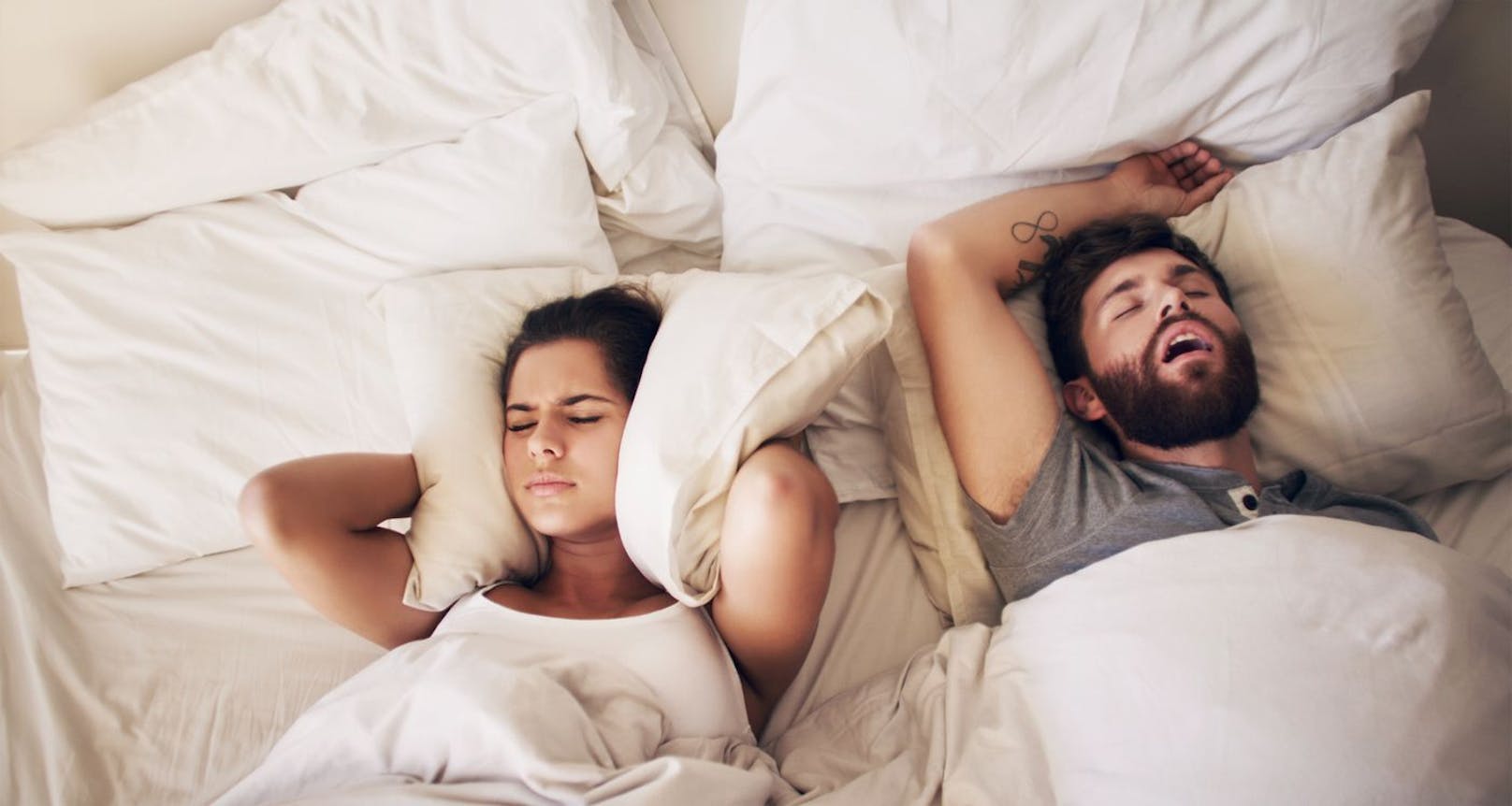 Laute Schnarchgeräusche im Bett rauben einem oftmals den Schlaf.