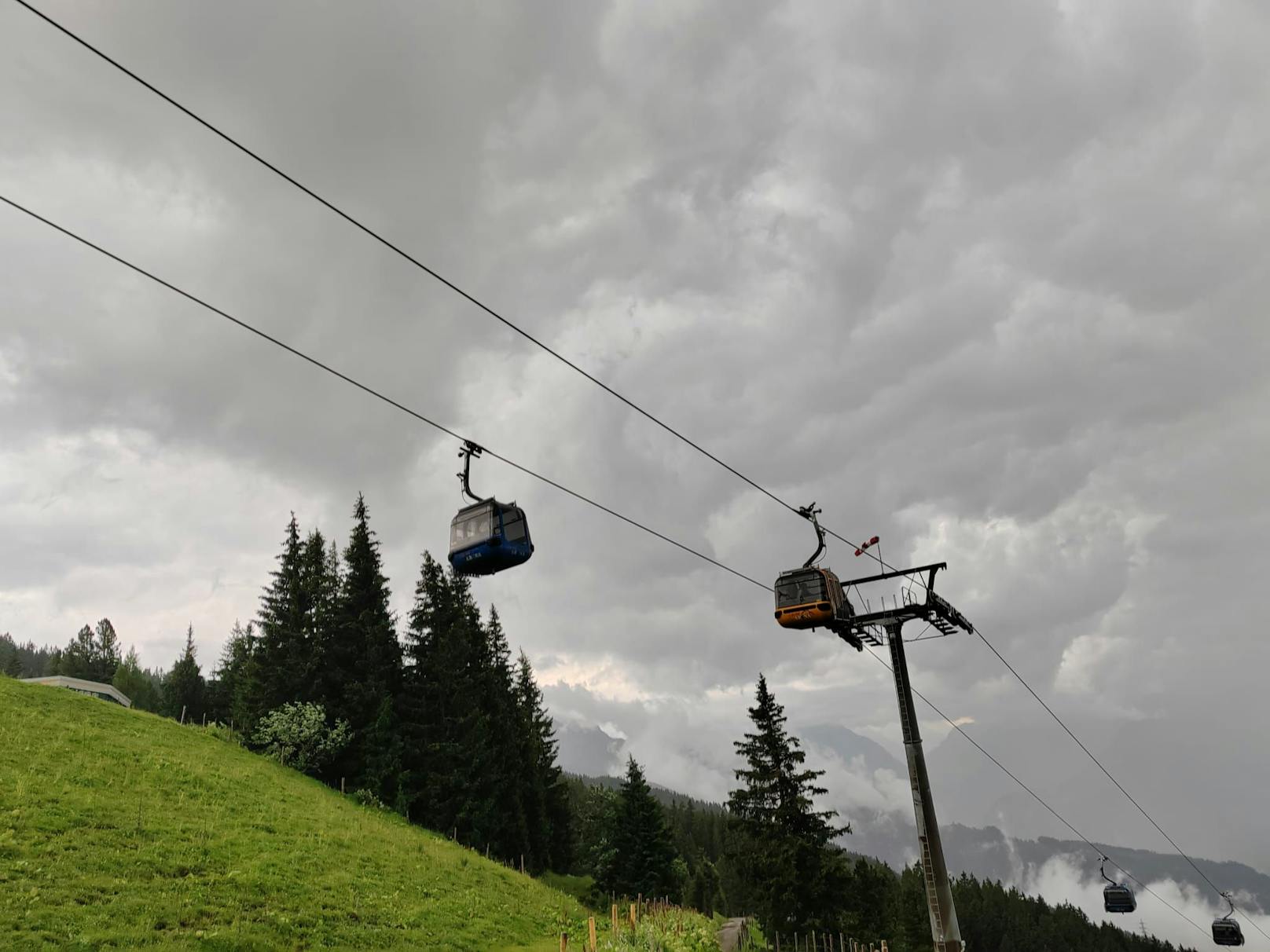 Zahlreiche Wanderer sitzen in der Bergstation fest.