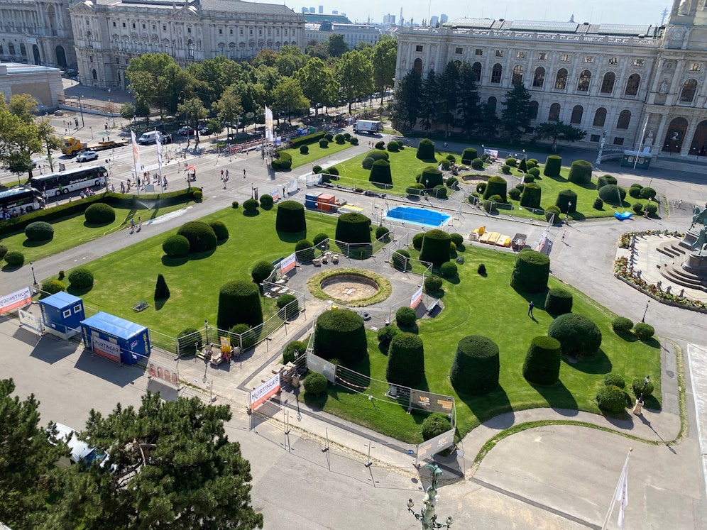 Derzeit wird am Museumsplatz gebaut, bald gibt es anstelle dieser Löcher zwei neue Brunnen.&nbsp;