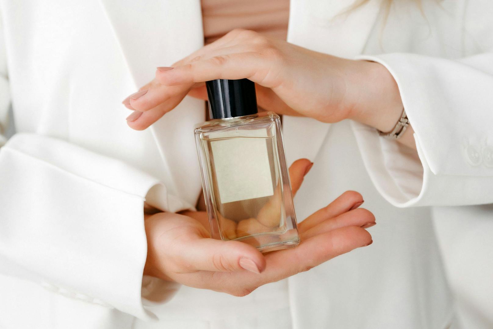 Es ist heiß und sonnig? Dann bringe dein Parfüm besser in Sicherheit. Wir verraten wir, wo du deinen Duft aufbewahren solltest, damit er auch im Sommer perfekt bleibt.